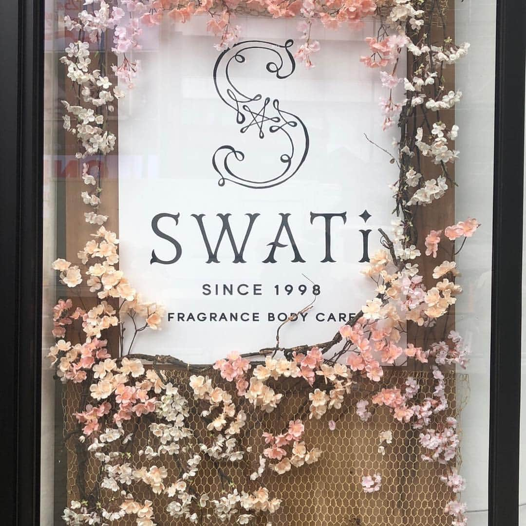 SWATi Officialさんのインスタグラム写真 - (SWATi OfficialInstagram)「★ 3DAYS LEFT !!!! ★  SWATi 神宮前POPUP STORE 【明後日3/31(日)】まで！！ 「SWATi 神宮前 POP UP STORE」は、残すところ、3日となりました！！ ご好評の為、営業時間も延長しております‼️✨ 29日（金）　11:00～21:00 30日（土）　10:00～20:00 31日（日）　10:00～19:00  ストリーマーコーヒーさんとのコラボのタピオカドリンクのプレゼントキャンペーンも大好評です🌸この機会にぜひ😊✨ #SWATi #gift #bath #ボディケア #入浴剤 #誕生日」3月29日 13時43分 - swati_official