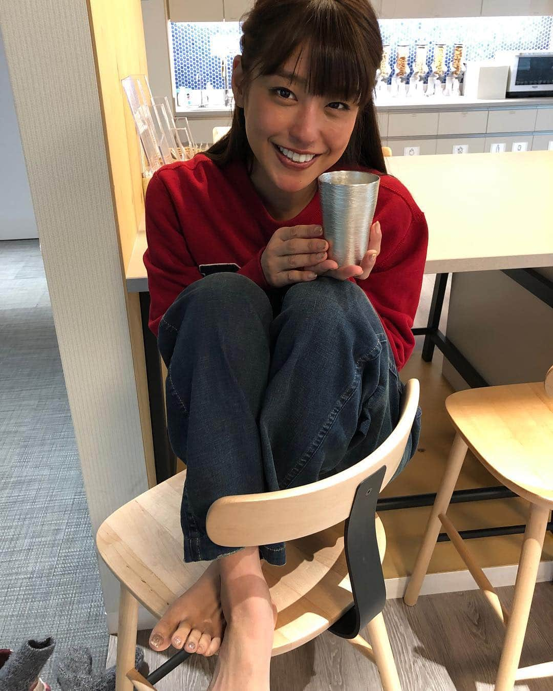 岡副麻希さんのインスタグラム写真 - (岡副麻希Instagram)「🌸 こんにちは！今年度ラスト華金、、、？ 早いっ！ #ジョブラバ でお世話になった #大阪錫器 さまから頂きました✨🥺 ありがとうございます💕🌸 まさに職人技の錫器…  乾杯してみたいくなりますねえ🥳✨🍼します！  くう〜〜！🍻 #錫器#くうー#うれしい」3月29日 13時45分 - maki_okazoe_official