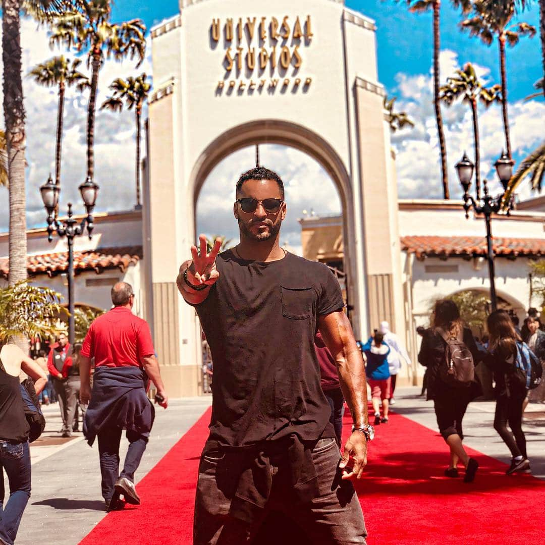 リッキー・ウィットルさんのインスタグラム写真 - (リッキー・ウィットルInstagram)「What better way to celebrate our season 3 renewal of #AmericanGods than a trip to #Universal Big love and thanks to all at @unistudios for another amazing day out. Too much fun,also got to stuff my face with my brother from another @derektheler Watch our for this incredibly awesome talent and human this season in #americangodsseason2 🙌🏾❤️🕺🏾 #AmericanGods #season123 #shadowmoon #universal #universalstudioshollywood #wizardingworldhollywood #caliFUNia」3月29日 13時56分 - rickywhittle