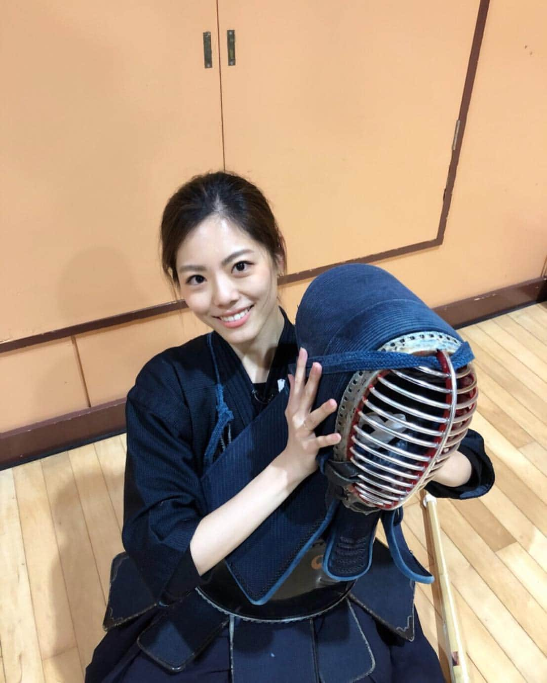 坪井保菜美さんのインスタグラム写真 - (坪井保菜美Instagram)「▪︎ジモスポかながわまちだ スポーツ探検隊レポーターのほっちです。 ・ 今回は、剣道に挑戦！ 大和市立鶴間中学校でお稽古をされている、 若竹剣友会の練習に参加してきました！ ・ 5〜6歳から、大人の方だと70〜80歳くらいまで幅広くできる剣道には魅力を感じます。 ・ 初挑戦の剣道ではまず、座り方や竹刀の振り方など基礎からしっかりと学ぶことができます。 礼儀作法がしっかりとしているため、小さい子も姿勢良く挨拶や声出しなど、練習に一生懸命取り組んでいました。 ・ 今回習った、すり足や竹刀の素振り…思っていたよりきつく、姿勢は褒められたものの軸がゆるゆる。笑 こんなにきついんだと初めて知りました！！ ・ 剣道の練習風景や試合は、ものすごくピリッとした空気で緊張感あります。迫力がありかっこいいですよ✴︎ ・ 実は私の父親も、剣道をやっていました。 観たかったな〜♩ ・ みなさんも是非、 体験してみてくださいね！！ ・ 【JCOM神奈川エリア】 4月12日(金)に放送です♩ ・ #ジモスポ #ジモスポかながわまちだ  #レポーター #ほっち #坪井保菜美 #神奈川 #大和 #剣道 #大和市立鶴間中学校  #若竹剣友会 #全日本 #武道 #礼儀作法 #姿勢 #迫力」3月29日 14時11分 - honamitsuboi