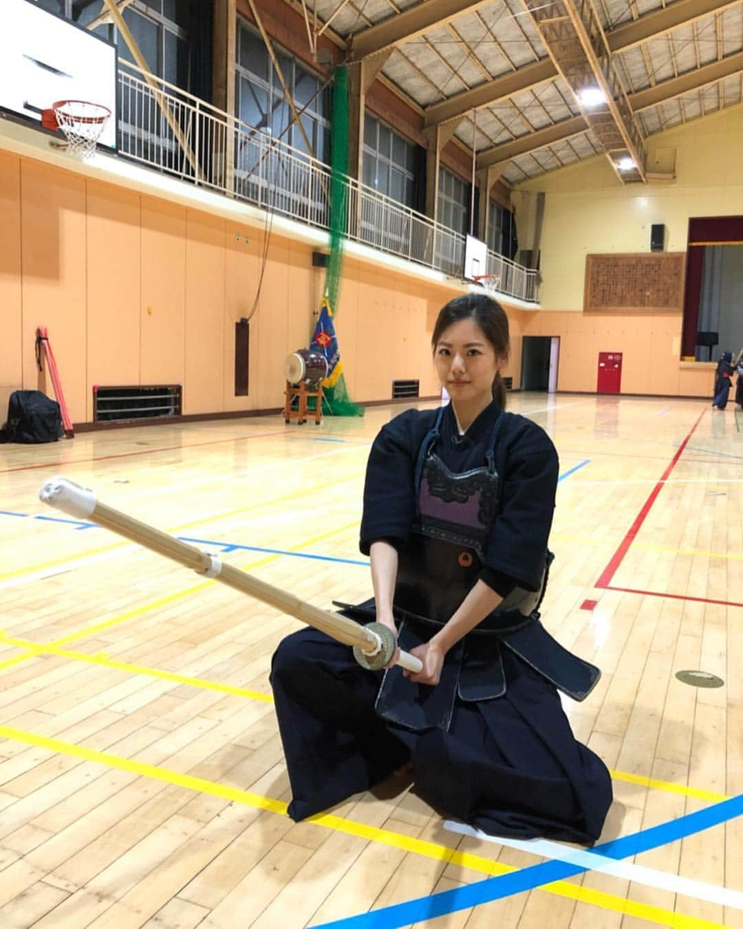 坪井保菜美さんのインスタグラム写真 - (坪井保菜美Instagram)「▪︎ジモスポかながわまちだ スポーツ探検隊レポーターのほっちです。 ・ 今回は、剣道に挑戦！ 大和市立鶴間中学校でお稽古をされている、 若竹剣友会の練習に参加してきました！ ・ 5〜6歳から、大人の方だと70〜80歳くらいまで幅広くできる剣道には魅力を感じます。 ・ 初挑戦の剣道ではまず、座り方や竹刀の振り方など基礎からしっかりと学ぶことができます。 礼儀作法がしっかりとしているため、小さい子も姿勢良く挨拶や声出しなど、練習に一生懸命取り組んでいました。 ・ 今回習った、すり足や竹刀の素振り…思っていたよりきつく、姿勢は褒められたものの軸がゆるゆる。笑 こんなにきついんだと初めて知りました！！ ・ 剣道の練習風景や試合は、ものすごくピリッとした空気で緊張感あります。迫力がありかっこいいですよ✴︎ ・ 実は私の父親も、剣道をやっていました。 観たかったな〜♩ ・ みなさんも是非、 体験してみてくださいね！！ ・ 【JCOM神奈川エリア】 4月12日(金)に放送です♩ ・ #ジモスポ #ジモスポかながわまちだ  #レポーター #ほっち #坪井保菜美 #神奈川 #大和 #剣道 #大和市立鶴間中学校  #若竹剣友会 #全日本 #武道 #礼儀作法 #姿勢 #迫力」3月29日 14時11分 - honamitsuboi