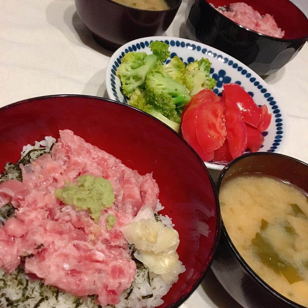 山西章博のインスタグラム：「今日のご飯。まぐろたたき丼なのさ！ #まぐろたたき  #1パック299円  #サラダ #味噌汁  #ご飯は半分しらたき  #カロリーオフ  #初心者主夫」