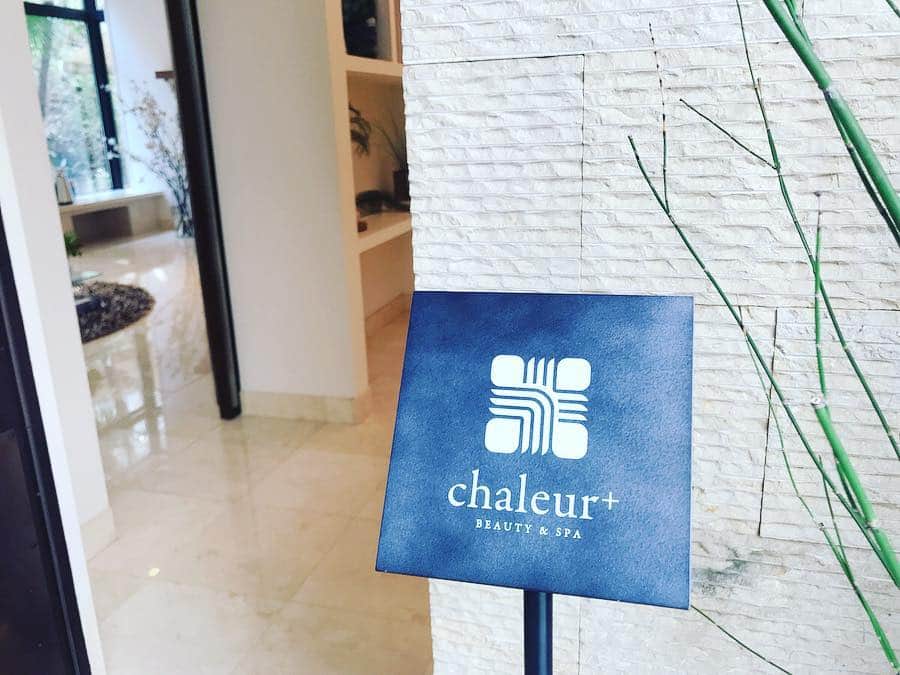 のインスタグラム：「癒しのサロン chaleur+(シャルール) 2階から1階へお引越ししてからの初訪問☺︎ 2階の大きな窓から見えるジャングルのようなグリーンも大好きな景色だったけど 光溢れる1階も開放感抜群で素敵✨✨✨ お庭に集まる鳥のさえずりが美しくて  まるで癒し系CDのよう☺︎ ラグジュアリーな雰囲気でインテリアはスタイリッシュなのに  自然を感じる事ができる ほんとに素敵なサロン❤︎ この日は大事な撮影の前だったので フェイシャルトリートメントをお願いして 施術後にはふわっふわの柔らなお肌と透明感を実感✨ もちろんリフトアップも☺︎ 浅川さん @asayumi_0808 いつもありがとう❤︎ #chaleur #シャルール #隠れ家エステ #spa  #beauty #facial #salon #ゴッドハンド」