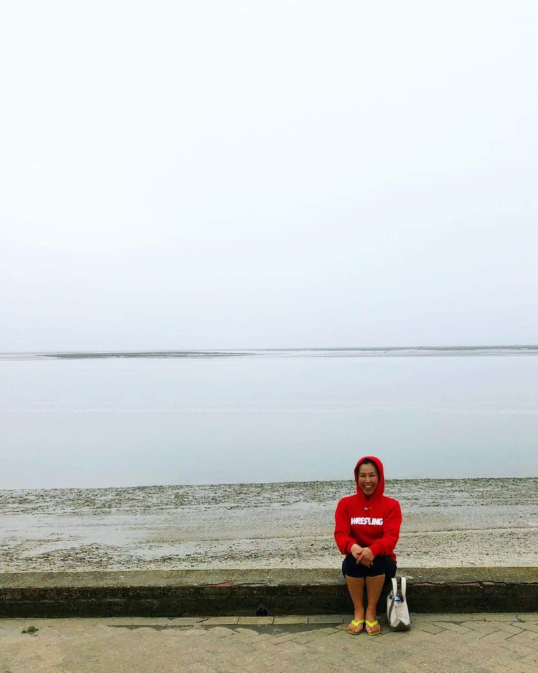 しなしさとこさんのインスタグラム写真 - (しなしさとこInstagram)「. . ⑲France フランスの海🏖🇫🇷 趣味のビーチコーミングも💓 個性的なシーグラス嬉しい😊 忙しい中連れて来てくれてありがとう . . #しなしさとこ #satokoshinashi #女子格闘技 #格闘技女子 #ジョシカク #女子アスリート #腹筋女子 #mma #柔道 #judo #柔術 #サンボ #42歳 #アラフォー#amiens #アミアン#フランス #ビーチコーミング #シーグラス #シー玉 #海 #フランスの海 #seaglass#beachglass#france #リリアン先生#bonfireseaglass glass #ボンファイアー#海が好き」3月29日 14時08分 - shinashisatoko