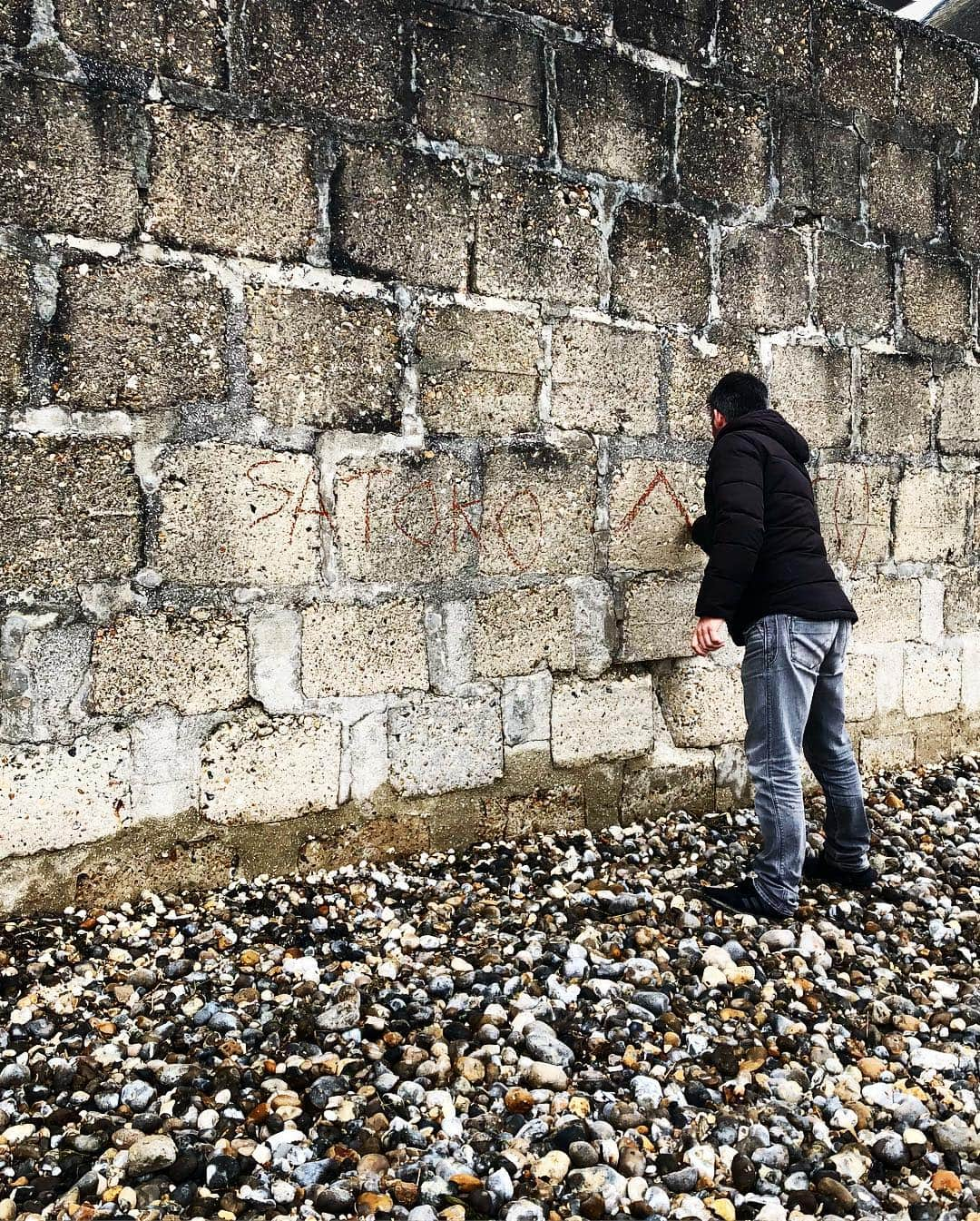 しなしさとこさんのインスタグラム写真 - (しなしさとこInstagram)「. . ⑲France フランスの海🏖🇫🇷 趣味のビーチコーミングも💓 個性的なシーグラス嬉しい😊 忙しい中連れて来てくれてありがとう . . #しなしさとこ #satokoshinashi #女子格闘技 #格闘技女子 #ジョシカク #女子アスリート #腹筋女子 #mma #柔道 #judo #柔術 #サンボ #42歳 #アラフォー#amiens #アミアン#フランス #ビーチコーミング #シーグラス #シー玉 #海 #フランスの海 #seaglass#beachglass#france #リリアン先生#bonfireseaglass glass #ボンファイアー#海が好き」3月29日 14時08分 - shinashisatoko