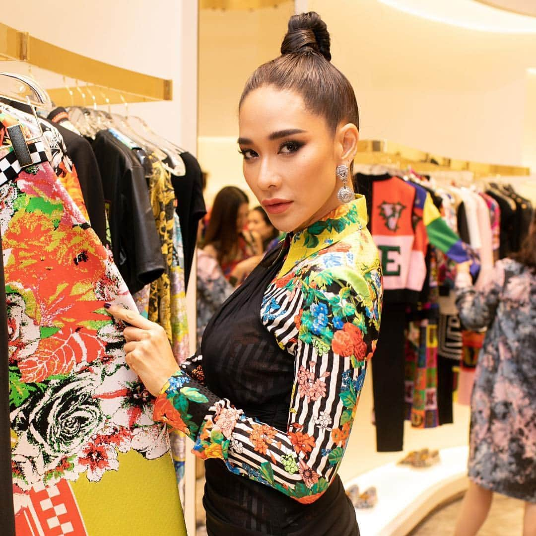 Laila Boonyasakさんのインスタグラム写真 - (Laila BoonyasakInstagram)「Big congrats for @versace new flagship store at #iconsiam  #versacethailand 🥳🥳🥳🥳🥳🥳🥳🥳🥳」3月29日 14時08分 - chermarn