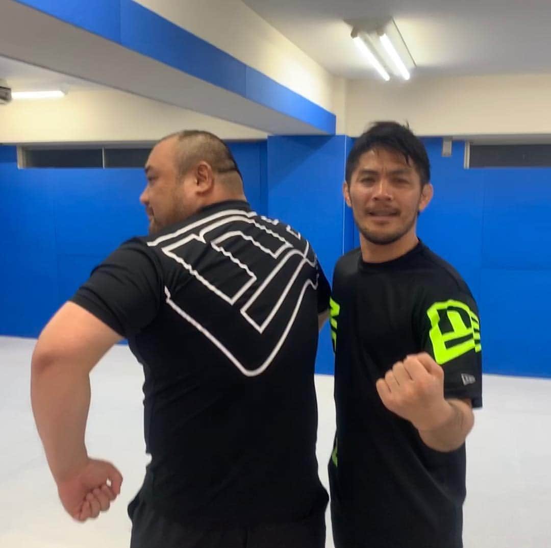 丸山ゴンザレスのインスタグラム：「トレーニング用のニューウェア #newera #newerajapan」