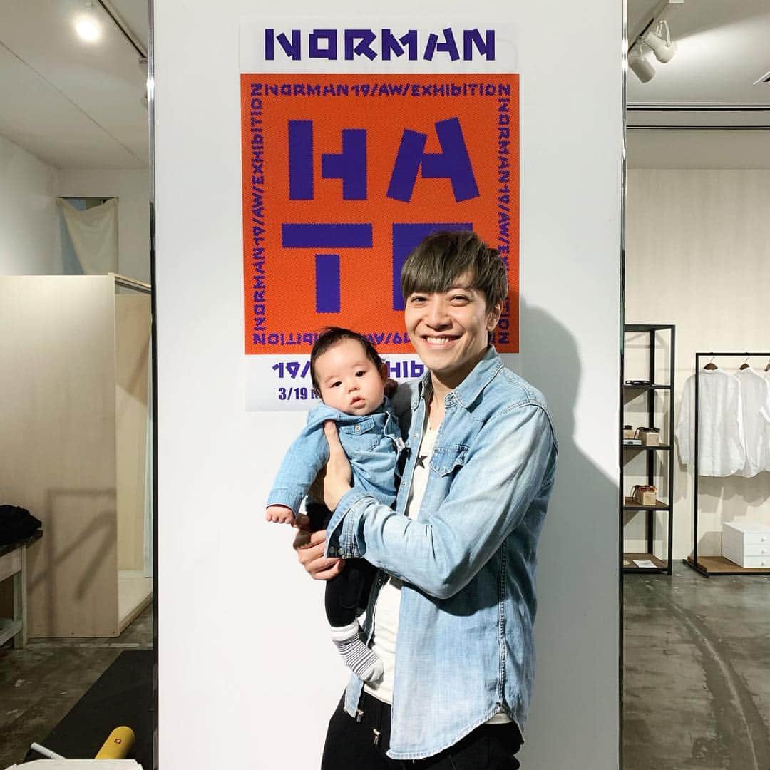 田中隼人のインスタグラム：「先週だけど子連れで新しいブランド #NORMAN の展示会へ🤗 スーパースタイリスト馬場さんとも写真撮ってもらっちゃった👶」