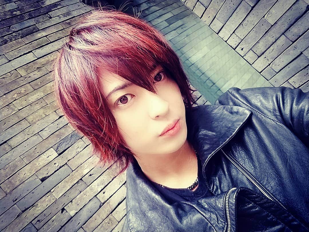 斉藤秀翼さんのインスタグラム写真 - (斉藤秀翼Instagram)「髪の毛、赤くなった。 途中明太クリーム塗ったみたい。 #red #hair #color #fine #Salon #harajuku」3月29日 14時23分 - syuusuke.s