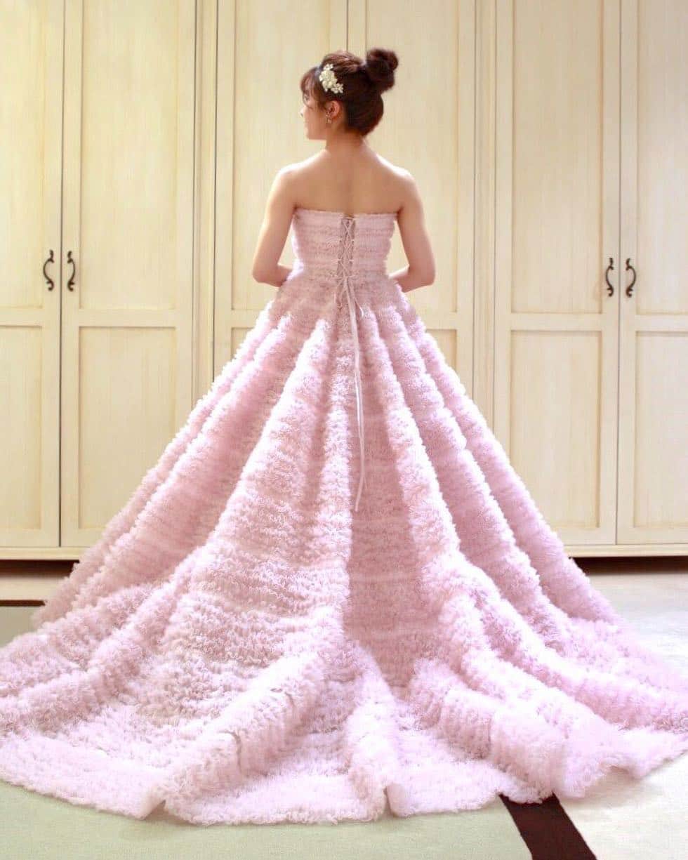 のインスタグラム：「* カラードレス:04-10981 ドレスブランド:Fiore Biancaオリジナル ヘッドアクセサリー:05-8563 イヤリング:07-8764 * こちらのドレスは @fiorebianca_wedding のドレスです。 ----------------------------------------- <お問い合わせ> 💌@dresses_weddingdress へDM 📞 0120-791-249 ご試着予約やレンタル価格など、お気軽にお問い合わせください。 ----------------------------------------- . コーディネートのポイントや詳細は @dresses_weddingdressホーム画面URLへ。 * その他のFiore Biancaのドレスは#fiorebianca_dresses よりご覧いただけます。 * 素敵だと思ったら、写真をダブルタップ✨ * #ドレッシーズ#fiorebianca_dresses #福岡花嫁 #結婚準備 #結婚式準備 #プレ花嫁 #フォトウェディング #前撮り#福岡プレ花嫁 #プレ花嫁準備 #dressy花嫁  #ドレス試着  #ウェディングソムリエアンバサダー #ウェディングニュース #日本中のプレ花嫁さんと繋がりたい #花嫁準備 #ドレス試着 #ウェディングドレス試着#カラードレス試着#お色直しドレス#ピンクドレス」