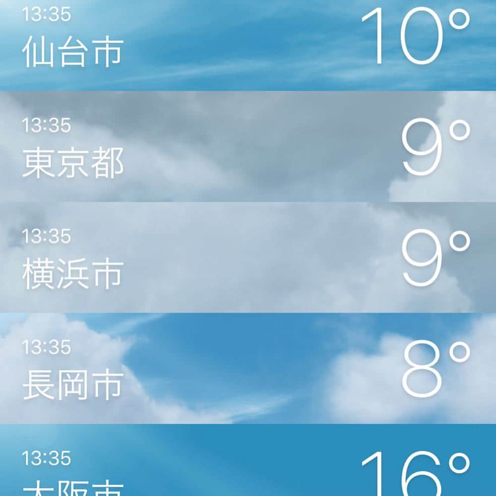 村山千代さんのインスタグラム写真 - (村山千代Instagram)「東京のサクラ🥟🍡🌸 昨日の芝公園と🗼少し前の上野🐼 花冷えどころか 鼻水出そうなくらい寒くて色々借りた。 ありがとうー😭 水筒にお湯持参でお湯割り。 駅のパンダのラスボス感よ…🐼 今日は仙台だから 気合い入れて冬コート… と思ったら東京の方が気温低いみたい？ 服選び難しすぎる… #花見 #お花見  #上野 #上野公園  #アナウンサー #女子アナ  #サクラ #桜 #ソメイヨシノ  #餃子 #王将  #東京タワー  #芝公園 #パンダ  #iPhonex #ポートレート」3月29日 14時28分 - chiyocolate420