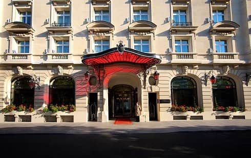 Luxury Card Japanさんのインスタグラム写真 - (Luxury Card JapanInstagram)「2019年のスーパーゴールデンウイークは10連休！贅沢な時間は、贅沢な空間で！  パリ・シャンゼリゼ通りに程近い、エスプリに満ちたモダンな宮殿ホテル、Le Royal Monceau – Raffles Paris アートと文化に溢れた、格式高い雰囲気に包まれた空間。  ラグジュアリーカード会員限定で、以下のスペシャルオファーをご用意いたしました。 <Super GW 期間限定スペシャルオファー：2019.5.31まで> ・ご滞在中の毎朝食無料（2名様まで） ・ピエール・エルメ・パリのアフタヌーンティー（2名様分） ・ご到着時にシャンパーニュ ボトル1本サービス ＊ご利用7日前までのご予約が必要となります。 ＊特典は2泊以上ご宿泊予約の場合に限ります。  GOLDEN WEEK CELEBRATION Minimum 2 night-stay Daily Breakfast up to 2 pax PIERRE HERMÉ PARIS Afternoon Tea for two Bottle of Champagne upon arrival  Terms and conditions Valid till May 31st 2019 /Booking minimum 7days in advance. Full payment at time of booking  ご予約、お問い合わせはLuxury Card Conciergeまで . . ▼まだカードをお持ちでない方はプロフィール内URLから @luxurycardjapan . . . #leroyalmonceau #leroyalmonceaurafflesparis #paris #supergoldenweek #ゴールデンウイーク #ルロワイヤルモンソー #パリ旅 #期間限定 # スペシャルオファー #会員限定優待 #ラグジュアリーカード #ゴールドカード #ブラックカード #チタンカード #luxurycard #experincemore」3月29日 14時39分 - luxurycardjapan