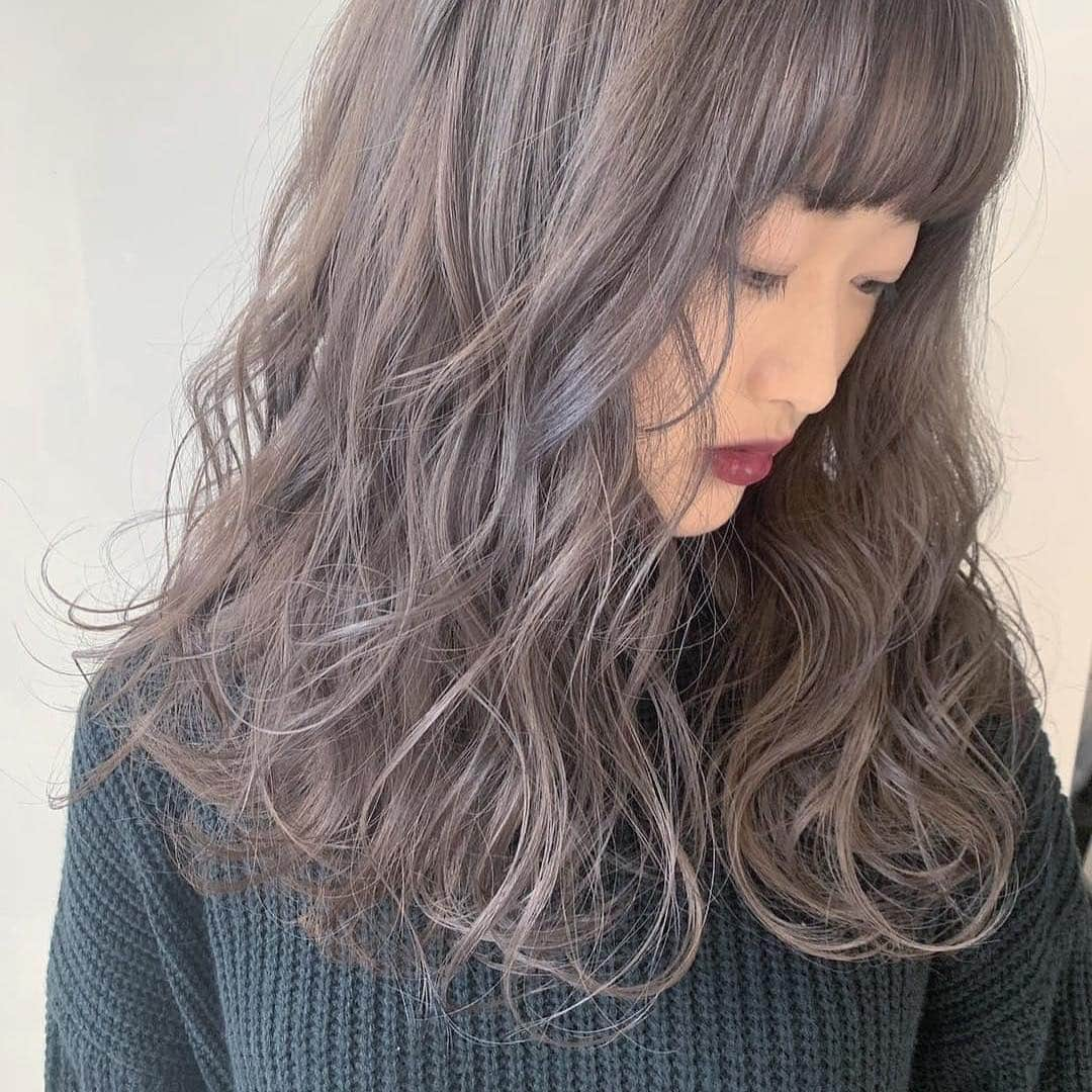 ALIVEさんのインスタグラム写真 - (ALIVEInstagram)「#tane_color . . double color /  milk tea beige . .  ALIVE harajuku stylist ✂︎ . タネイチアスカ【 @tanechaan 】 . . . やわらかふんわり王道 milk color 𓅦➶♥︎ . . 〰︎ ミルクカラーとは 〰︎ . 一回ブリーチからでも入りやすく、かっこいい〜可愛い系まで、どんなお洋服にも似合っちゃうのが一番の魅力！初めてのブリーチの方も挑戦しやすいお色です♡ . 私の作るミルクカラーは、くすんでるのにくすみすぎてない、柔らかい質感と透明感を重視しています♡ . 思わず触れたくなっちゃうような女の子、つくります♡ . . 〰︎退色しても綺麗なブリーチデザイン〰︎ . ブリーチカラーはベース作りがとっても大切です！！ 一度失敗したら、なかなか直せません（ ; ; ） . だからこそ、しっかり学んだブリーチデザイン技術で グラデーションカラーでも、ハイライトでも、 ぷつっとなったり、ムラになるような事がないよう 丁寧に施術をさせていただきます🙏🏻 . ブリーチをすれば、退色をします。当日の仕上がりは もちろん退色後のことも考え、デザインをつくります☺︎ . . お客様一人一人のライフスタイルに合わせて デザインを選択し、提供させていただいております♡ . . . 〰︎ menu & price 〰︎ . cut ¥7020 color ¥7650 gradation ¥10800 highlight ¥14040 super highlight ¥18360 gradation & highlight ¥19440 double color ¥18360 care bleach ¥2160 . .  わからないことや不安なことがある方は DMにてご相談やご質問お願い致します😌♡ . .  #hair#ハイライト#グラデーションカラー#ハイトーンカラー#EXILE#generations#ミルクティー#グレージュ#ootd#バレイヤージュ#ダブルカラー#サロンモデル#三代目jsoulbrothers #ミルクティーグレージュ#ムラシャン#カラーキープシャンプー#ゴンチャ#ミルクティーベージュ #ミルクティーアッシュ #ピンクベージュ #撮影 #ゆるふわ巻き#ミルクティーカラー#クリーミーベージュ#卒業式ヘア#卒業式ヘアセット#黒髪卒業式#ミルクティーアッシュ#桜#お花見」3月29日 14時39分 - alivehair