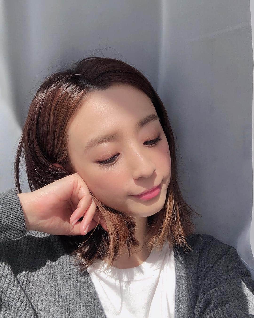 ayuさんのインスタグラム写真 - (ayuInstagram)「Friday | ☁︎ 最近は暖かい日が続いてますね❤︎ 嬉しい反面、私は花粉症なのでメイクが崩れる崩れる。。。←悲しい しかも季節の変わり目ということも重なり、今まで使っていたファンデーションがヨレる🤦🏻‍♀️←困った . そんな時にプリマヴィスタ様からいただいたパウダーファンデーションがとっても優秀でした🥺 下地はずっとプリマヴィスタですが、ファンデと合わせて使ったところ改めて満足な使用感！ 肌になめらかにフィットし、毛穴を自然にカバーしてくれます❤︎❤︎ 1番気に入ったポイントは、汗や皮脂に強いところ。 お出かけ中メイク直ししなくても大丈夫だった！！！ 面倒くさがりな私にはとってもありがたいです🙈 数量限定のデザインコンパクトも春らしくって気分があがるな〜🌷 . . CMモデルが私の大好きな石原さとみちゃん♡CMみるたびうっとりしちゃう。  #プリマヴィスタ#パウダーファンデーション#ファンデーション#ベースメイク#pr#セミマット肌#神ファンデ#近距離ファンデ#石原さとみファンデ」3月29日 14時35分 - memeyuyu