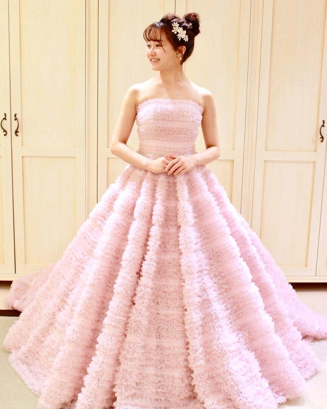 のインスタグラム：「* カラードレス:04-10981 ドレスブランド:Fiore Biancaオリジナル ヘッドアクセサリー:05-8563 イヤリング:07-8764 * こちらのドレスは @fiorebianca_wedding のドレスです。 ----------------------------------------- <お問い合わせ> 💌@dresses_weddingdress へDM 📞 0120-791-249 ご試着予約やレンタル価格など、お気軽にお問い合わせください。 ----------------------------------------- . コーディネートのポイントや詳細は @dresses_weddingdressホーム画面URLへ。 * その他のFiore Biancaのドレスは#fiorebianca_dresses よりご覧いただけます。 * 素敵だと思ったら、写真をダブルタップ✨ * #ドレッシーズ#fiorebianca_dresses #wedding#weddingdress#カラードレス試着#カラードレス迷子#ドレスショップ#ドレス探し #フォトウェディング#プレ花嫁 #花嫁ヘア#花嫁 #プレ花嫁#全国のプレ花嫁さんと繋がりたい#ドレス迷子 #ドレス試着 #ウェディングドレス#カラードレス#ドレス探し#結婚式#卒花嫁#2019春婚#2019夏婚#2019秋婚#2019冬婚#お色直しドレス#ピンクドレス」