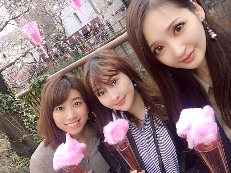 藤後 沙織 とうごさおりさんのインスタグラム写真 - (藤後 沙織 とうごさおりInstagram)「目黒川沿いにお花見行ったよ🌸 ・ 東京来て初めての桜😍 先週はあんまり咲いてなかったけど、 ただただ楽しかった◡̈♥︎ 夜桜も行ってみたい！ ・ 今週末の桜は満開かな🌸 楽しみ☻☻ ・ #目黒川 #目黒川の桜 #目黒川沿い #目黒川沿い桜並木 #桜 #お花見 #いちごスパークリング #shc #春が来た #meguro #tokyo #japan #cherryblossom」3月29日 14時40分 - saori_togo