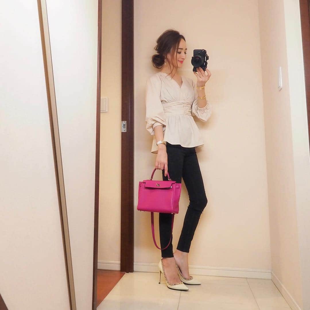 ur'sさんのインスタグラム写真 - (ur'sInstagram)「. . 【 style share 】 フロントボタンVネックブラウス 品番:BTXU0506 ¥3,690+tax . @reinahoshi1015 様、素敵なコーディネートをありがとうございます！ コンパクトなペプラムデザインがすっきりとした印象に見せてくれるブラウスです❤️ 星玲奈さん×ur's 特集第2弾が公開中です！✨ ぜひご覧くださいませ☺✨ . STYLE SHARE 募集中！ ハッシュタグは『#urs_styling』 素敵な着こなしは、紹介させて頂くことがあります。 . #urs_official #ユアーズ #レディース #fashion #コーディネート #ブラウス #ペプラムデザイン . . #Repost @reinahoshi1015 ・・・ @urs_official のスタイリングページでもご紹介しているブラウスを😊  ウエスト位置が高く絞られているので 脚長効果絶大😍 blogにもアップします！ tops#urs#ユアーズ ・ #coordinate#fashion#outfit#ootd#instafashion#mamafashion#mamacoordinate#ママコーデ#コーデ#コーディネート#ファッション#プチプラ」3月29日 14時41分 - urs_official