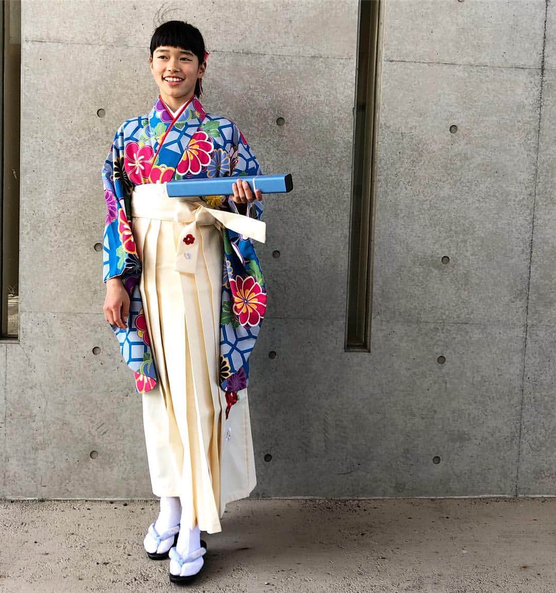 黄川田としえさんのインスタグラム写真 - (黄川田としえInstagram)「袴を着るのに、頭に飾ろうかなと思っていた蘭の花。 結局、なんだか大げさすぎるかも。。。と、この蘭はやめて、 念のため買っておいたシンプルなサテンのリボンにしました。  買っておいて良かった。  準備は大変だったけど、ハレの日はとてもとても良い一日でした。」3月29日 14時41分 - tottokikawada