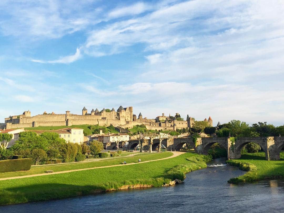 旅行比較サイト・トラベルコ 理想の旅を、いちばん安く。のインスタグラム：「「 #カルカソンヌを見ずして死ぬな 」なんて言われるほど、人を魅了して止まない南仏の都市 #カルカソンヌ 。二重の城壁に囲まれたシテ（歴史的城塞都市）は世界遺産に登録されています。 * その壮大な姿に圧倒されること間違いなし!!　城壁内には中世に迷い込んだかのような古い町並みが続いていて、こちらも見どころ満載です！ * また、この地方には #カスレ と呼ばれる白インゲン豆とお肉の煮込み料理があります。素朴なのに深みがあって、ワインのお供にピッタリです♡ * 息をのむ景色に郷土料理…南仏旅行の際にはぜひ、カルカソンヌに立ち寄ってみてください♪ * * * あなたが訪れた旅先での写真に《 @travelko_chan 》《 #トラベルコ 》《 #travelko 》とタグ付けして投稿してみてください！こちらのアカウントで紹介させていただくかもしれません♪ * * * #フランス #france #カルカッソンヌ #carcassonne #城塞都市 #世界遺産 #worldheritage #絶景 #海外旅行 #travel #trip #sightseeing #フォトジェニック #旅行好きな人と繋がりたい #写真好きな人と繋がりたい #女子旅 #一人旅 #カメラ女子 #カメラ男子 #photooftheday #instatravel #travelgram #instagood #instaphoto #travelko #トラベルコ #トラベルコちゃん」