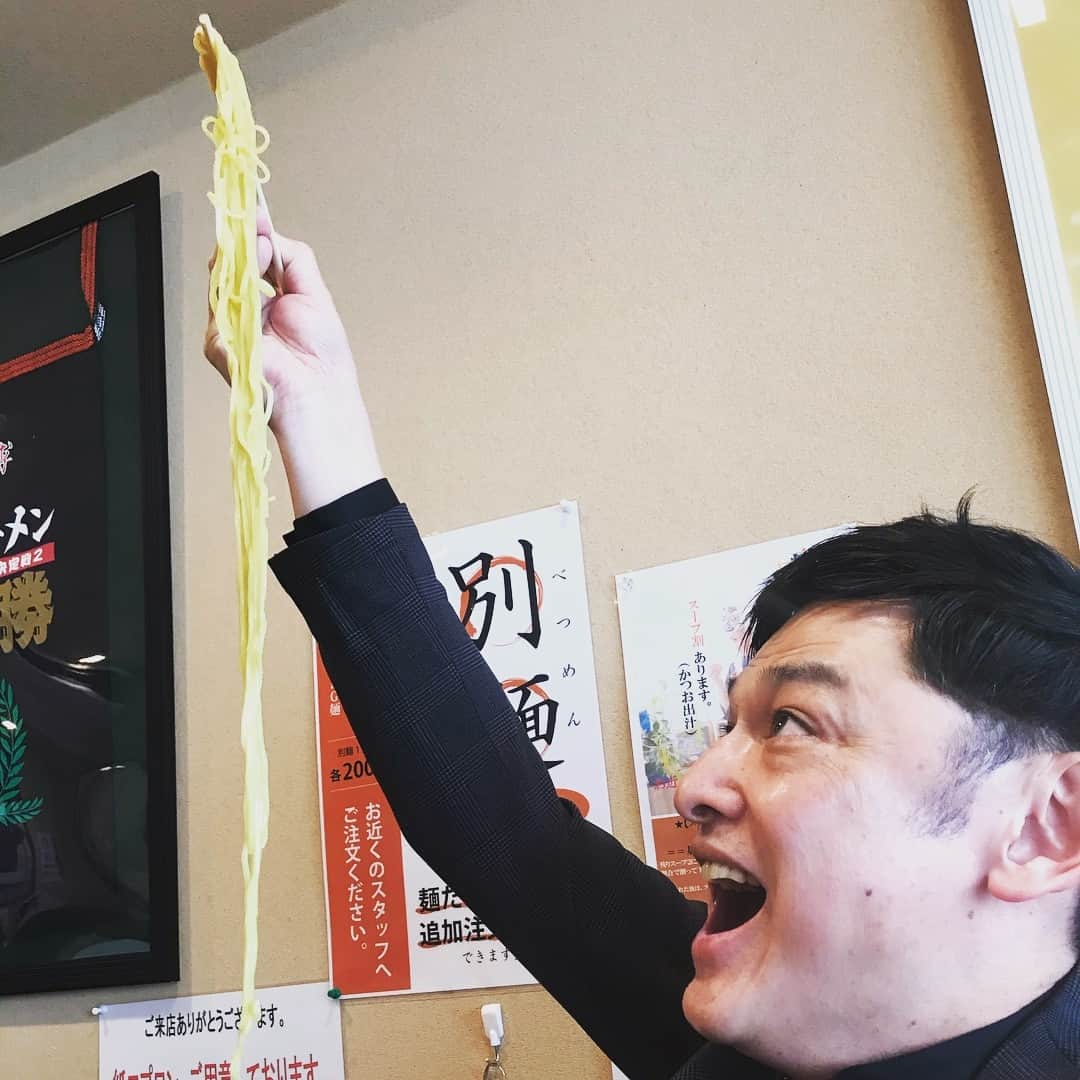 宮田麺児さんのインスタグラム写真 - (宮田麺児Instagram)「4月からの レギュラー麺 T2Gゴールドの試食！！ まるで 黄金色の小麦畑！ 金の延べ棒！ 最高！  #宮田麺児#つけ麺#ゴールド#黄金色#黄金#ゴールド#麺#藤崎マーケット#バンバンビガロ#てつじ#試食#美しい」3月29日 14時44分 - miyatamenji