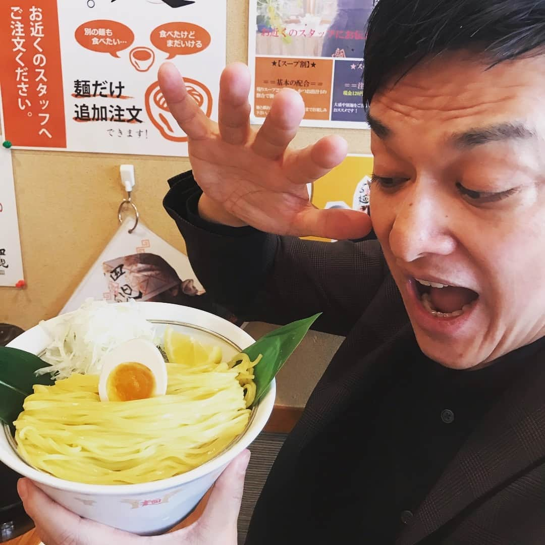 宮田麺児さんのインスタグラム写真 - (宮田麺児Instagram)「4月からの レギュラー麺 T2Gゴールドの試食！！ まるで 黄金色の小麦畑！ 金の延べ棒！ 最高！  #宮田麺児#つけ麺#ゴールド#黄金色#黄金#ゴールド#麺#藤崎マーケット#バンバンビガロ#てつじ#試食#美しい」3月29日 14時44分 - miyatamenji