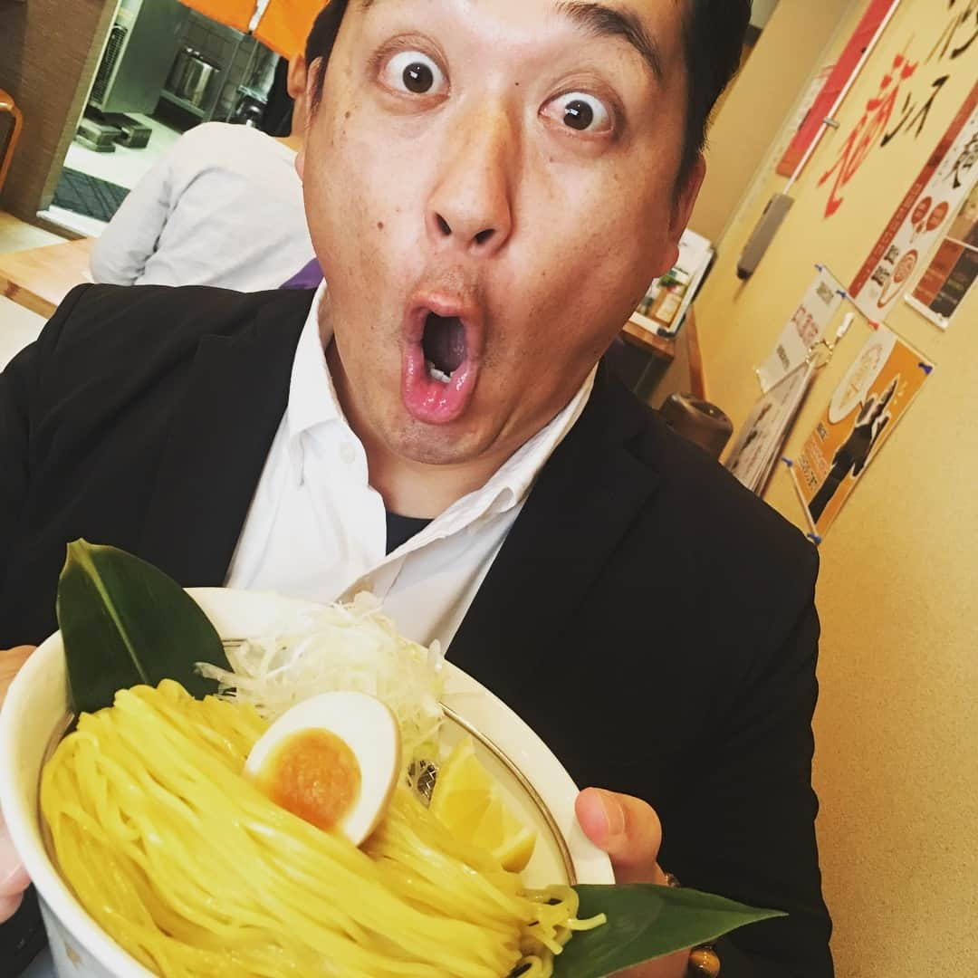 宮田麺児さんのインスタグラム写真 - (宮田麺児Instagram)「4月からの レギュラー麺 T2Gゴールドの試食！！ まるで 黄金色の小麦畑！ 金の延べ棒！ 最高！  #宮田麺児#つけ麺#ゴールド#黄金色#黄金#ゴールド#麺#藤崎マーケット#バンバンビガロ#てつじ#試食#美しい」3月29日 14時44分 - miyatamenji