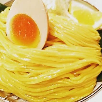宮田麺児のインスタグラム：「4月からの レギュラー麺 T2Gゴールドの試食！！ まるで 黄金色の小麦畑！ 金の延べ棒！ 最高！  #宮田麺児#つけ麺#ゴールド#黄金色#黄金#ゴールド#麺#藤崎マーケット#バンバンビガロ#てつじ#試食#美しい」