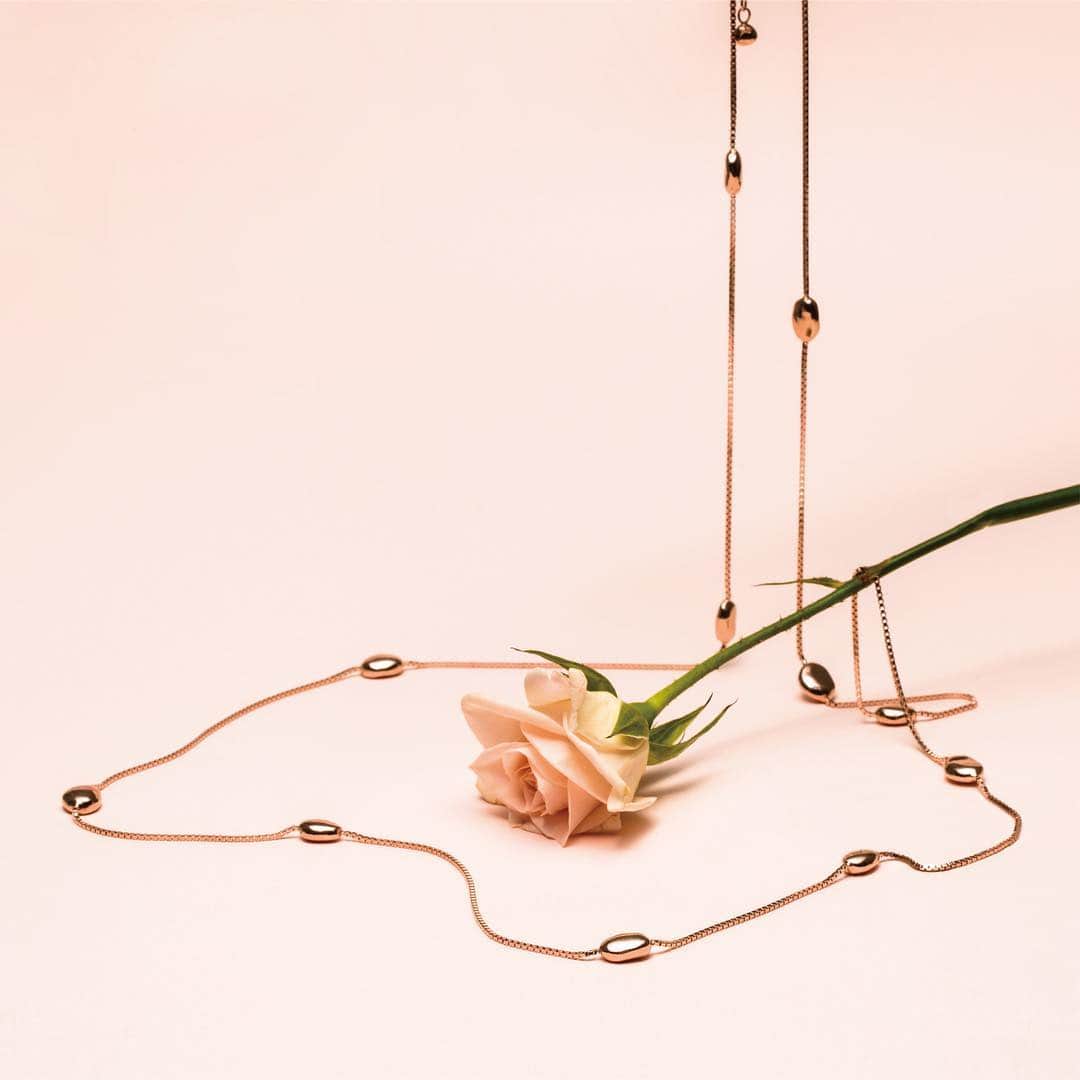 のインスタグラム：「【IOSSELLIANI】 ROSE PINK DROP  液体の中で自然に形成される｢drop｣がモチーフの定番ラインに、ローズピンクの可憐をまとい、少しガーリッシュな表情を手に入れたコレクションです。 @iosselliani_jp  #iosselliani #drop #pinkgold #rose #pink #fashion #jewelry #fashionjewelry #necklace #Coordinate #Accessories #hpfrance #アッシュペーフランス #howpeoplelive」