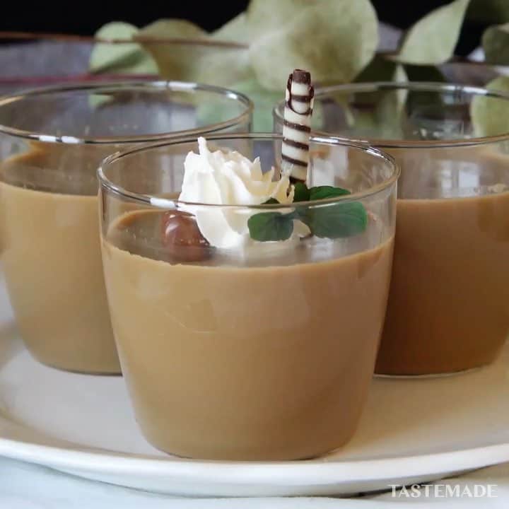 のインスタグラム：「【コンビニカフェラテで簡単✨】ぷるぷるプリン🍮⠀⁣⠀ ⠀⁣⠀ スマホアプリはレシピを簡単に探せるよ📲⠀⁣⠀ ダウンロードはプロフィールのURLをクリック👆⁣⠀ ⁣⠀ ■材料⠀⁣⠀ 3個分⠀⁣⠀ ⠀⁣⠀ ・カフェラテ　480ml⠀⁣⠀ ・砂糖　15g⠀⁣⠀ ・粉ゼラチン　5g⠀⁣⠀ ⠀⁣⠀ 《トッピング》⠀⁣⠀ ・ホイップクリーム　適量⠀⁣⠀ ・ミント　適量⠀⁣⠀ ・コーヒービーンズチョコ　6粒⠀⁣⠀ ・チョコスティック　3本⠀⁣⠀ ⠀⁣⠀ ■手順⠀⁣⠀ ⠀⁣⠀ 1. お鍋にカフェラテを入れ、沸騰寸前まで温める。⠀⁣⠀ 2. 火を止めて砂糖を入れてよく混ぜる。⠀⁣⠀ 3. 80度くらいまで冷ましたらゼラチンを入れて完全に溶けるまで混ぜる。より滑らかにしたい場合はざるで漉す。⠀⁣⠀ 3. 容器に入れ、冷蔵庫で固まるまで冷やす。⠀⁣⠀ 4. 固まったらトッピングを飾りつけて完成！⠀⁣⠀ ⠀⁣⠀ #food #foodie #cooking #recipe#tastemade #japan #japanese#japanesefood  #料理 #クッキング #レシピ #おうちご飯 #おうちごはん #おうちカフェ#sweets #dessert #スイーツ #デザート #おやつ #お菓子作り #プリン #プディング #カフェラテ #コンビニ」