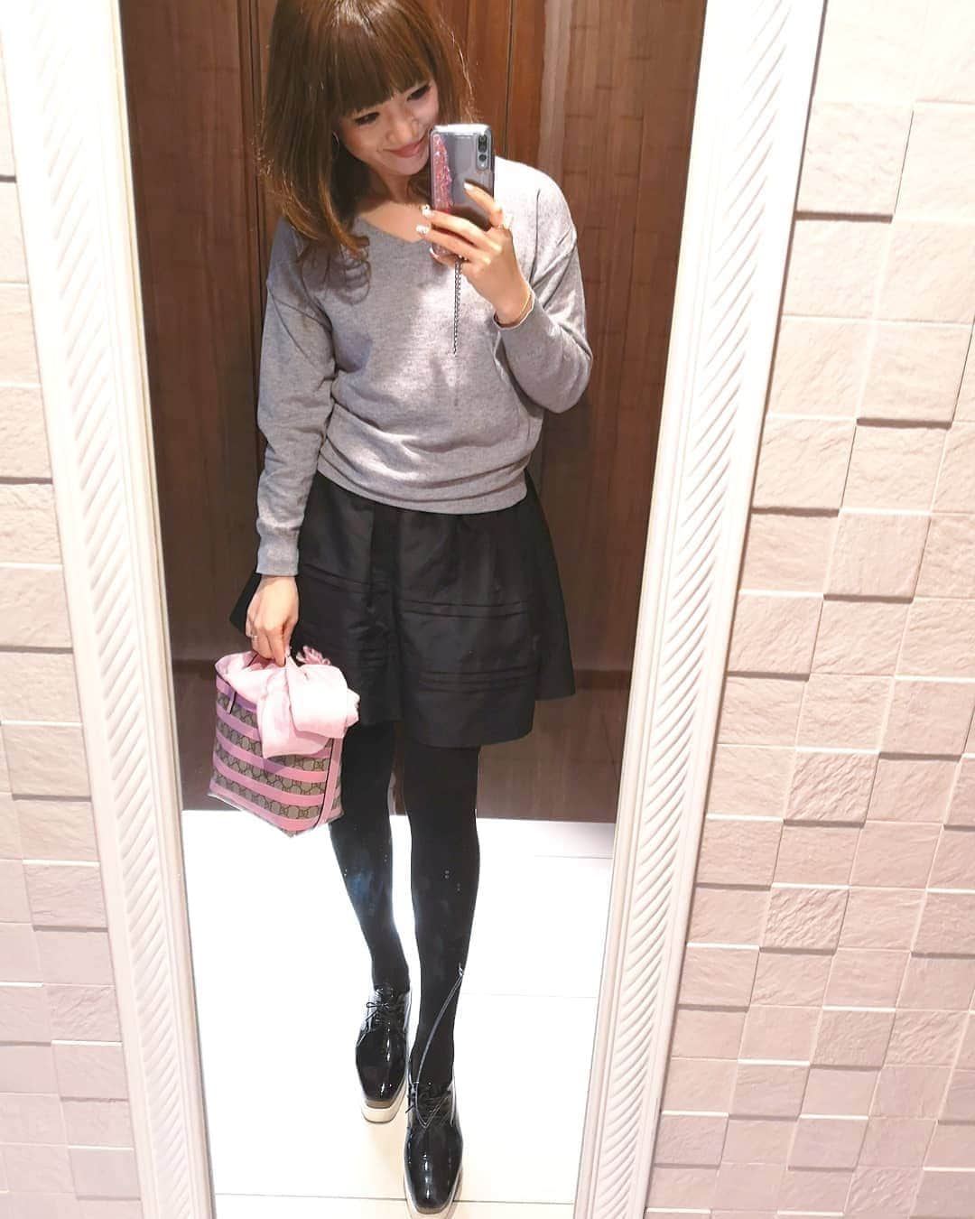 中島彩さんのインスタグラム写真 - (中島彩Instagram)「家族でおでかけ❤️ #Coordinate　#ママコーデ #コート　@trefleplus  #ニット　@reedit_official  #スカパン　@trefleplus  #プラットフォームシューズ　@donobanweb  #バッグ　@gucci  #ストール　@gucci」3月29日 14時50分 - aya.n.aya