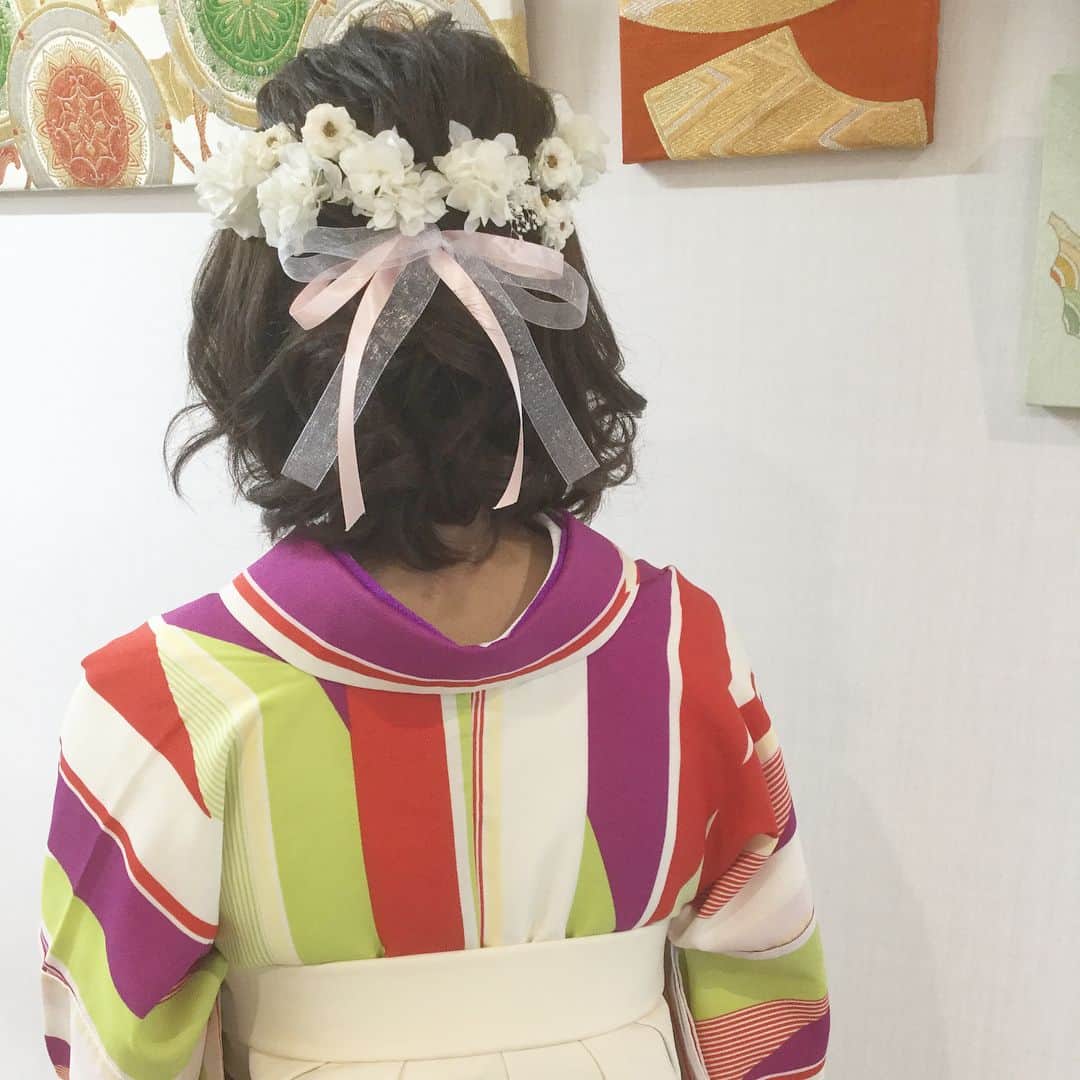 金沢着物レンタルshop心結〜kokoyui〜さんのインスタグラム写真 - (金沢着物レンタルshop心結〜kokoyui〜Instagram)「髪飾りはお持ち込みで🌸  お姉さんはリボンにお花たくさんの、女の子らしさたっぷりのガーリーヘア❤︎ @kokoyui_kimono  #心結きもの #心結 #金沢 #金沢散策 #金沢旅行 #金沢さんぽ #兼六園 #ひがし茶屋街 #近江町市場 #長町武家屋敷跡 #着物 #着物レンタル #金沢観光 #卒業旅行 #女子旅 #袴 #袴レンタル #袴ヘアアレンジ #ヘアセット #着物ヘアセット  #袴ヘアセット #卒業式  #kanazawa #kimono#rental #shop #kokoyui」3月29日 14時57分 - kokoyui_kimono