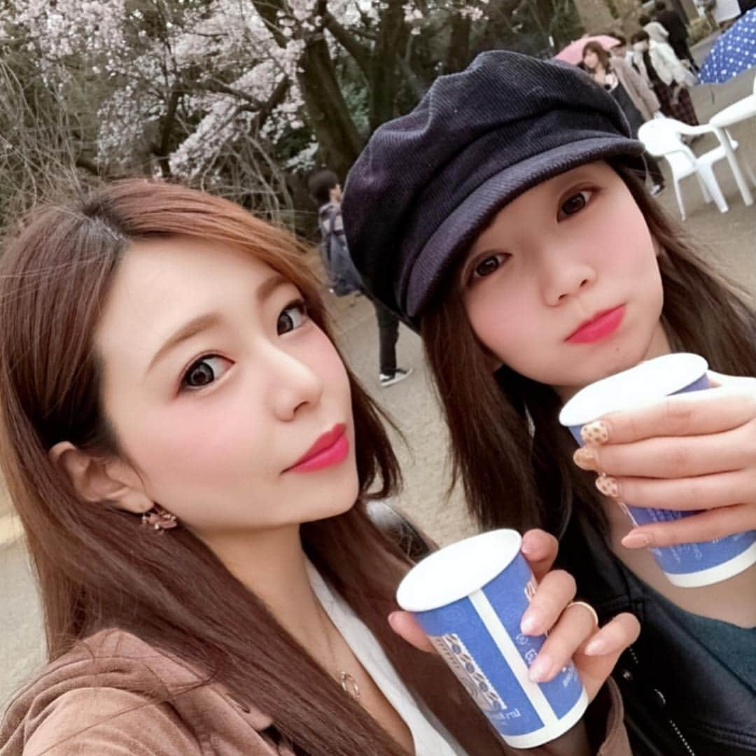 雛姫愛のインスタグラム：「久々の投稿♡わら  早起きしたし天気いいし桜の季節だしってどーしてもお花見したい気分になっちゃったから場面でつばきに付き合ってもらって初御苑(*´꒳`*)！ ゆうて着いた頃にはもう曇りだったけど！わら  ほんとまなちゃんはその日の気分で行動するよねって言われた わら  それでも付き合ってくれるつばきに感謝♡  次は晴れてる時に行きたい(　˙-˙　)わら  桜の中にすっぽりはまってるつばきの写メがお気に入り♡  #新宿御苑公園 #お花見 #まだ寒い #甘酒美味しい #ふらっとお出かけ」