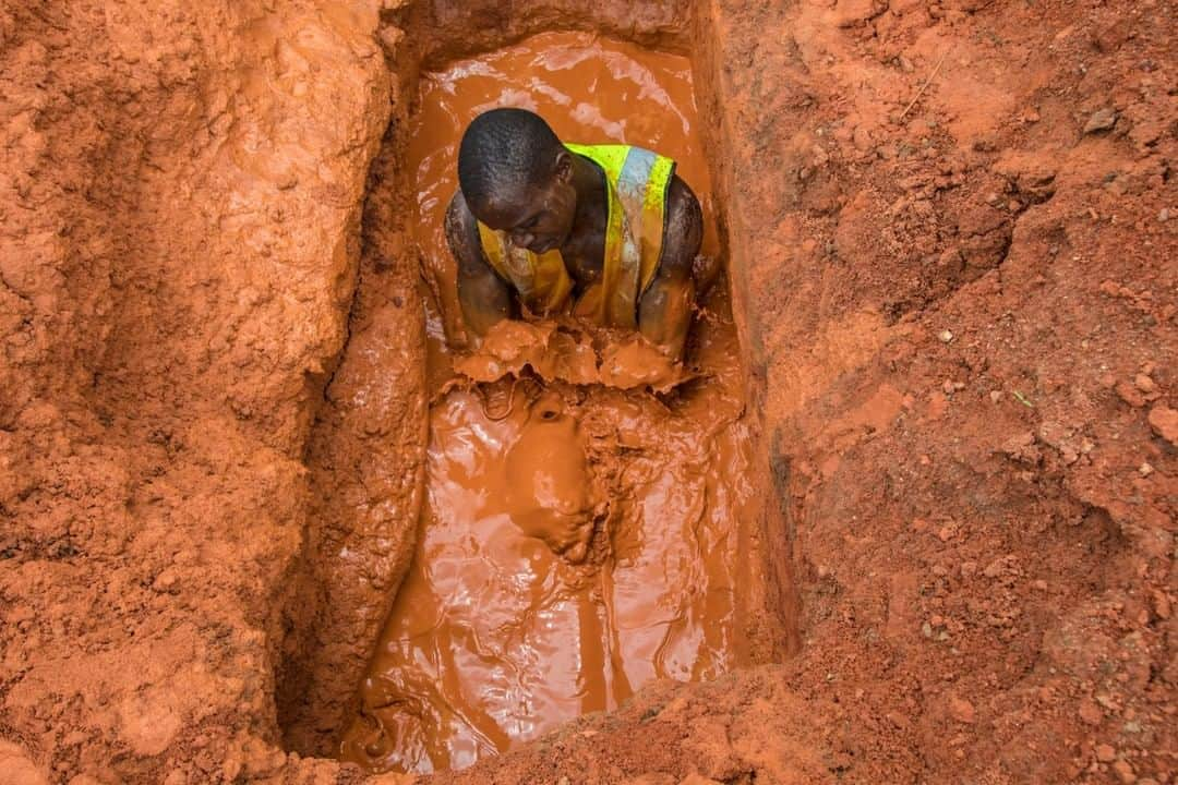 ナショナルジオグラフィックさんのインスタグラム写真 - (ナショナルジオグラフィックInstagram)「Photo by @andrewesiebo | With water, a pipe, and his hands, a man bores a hole through a road to allow for laying fiber-optic cable for high-speed internet in Abeokuta, Ogun state, in southwest Nigeria.」3月29日 15時02分 - natgeo