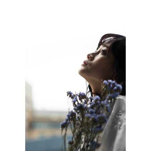 山内優花さんのインスタグラム写真 - (山内優花Instagram)「イベントメインビジュアル用に﻿ 撮った写真の別バージョン🌼﻿ 展示してなかった写真も載せておきます♡﻿ ﻿ 唯一、25歳になってから﻿ 撮った、正真正銘の﻿ 「25年目の私」﻿ ﻿ 顔が柔らかく見えるって﻿ たくさんの人から言われた写真。﻿ とっても今の私らしい作品に﻿ なったと思っています🧡﻿ ﻿ イベントの最後の方に﻿ いっぱい写真載せるの恥ずかしいとか﻿ 言ってた割に、載せる、笑﻿ ﻿ 来られなかった方に﻿ どうしてもシェアしたくて。﻿ 次の未来に繋げるためにも。﻿ ﻿ #25年目の私 #山内優花 #山内優花単独イベント」3月29日 15時13分 - yuka__yamauchi
