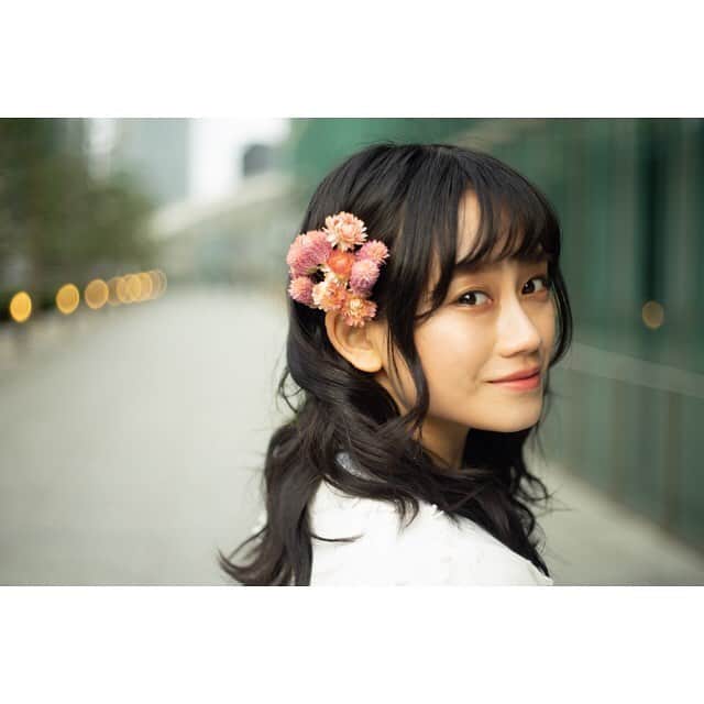 山内優花さんのインスタグラム写真 - (山内優花Instagram)「イベントメインビジュアル用に﻿ 撮った写真の別バージョン🌼﻿ 展示してなかった写真も載せておきます♡﻿ ﻿ 唯一、25歳になってから﻿ 撮った、正真正銘の﻿ 「25年目の私」﻿ ﻿ 顔が柔らかく見えるって﻿ たくさんの人から言われた写真。﻿ とっても今の私らしい作品に﻿ なったと思っています🧡﻿ ﻿ イベントの最後の方に﻿ いっぱい写真載せるの恥ずかしいとか﻿ 言ってた割に、載せる、笑﻿ ﻿ 来られなかった方に﻿ どうしてもシェアしたくて。﻿ 次の未来に繋げるためにも。﻿ ﻿ #25年目の私 #山内優花 #山内優花単独イベント」3月29日 15時13分 - yuka__yamauchi