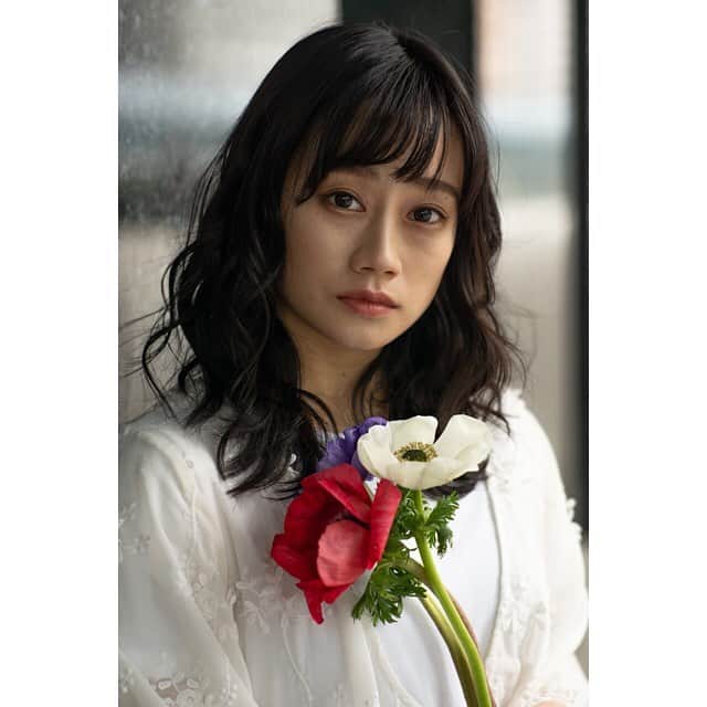 山内優花さんのインスタグラム写真 - (山内優花Instagram)「イベントメインビジュアル用に﻿ 撮った写真の別バージョン🌼﻿ 展示してなかった写真も載せておきます♡﻿ ﻿ 唯一、25歳になってから﻿ 撮った、正真正銘の﻿ 「25年目の私」﻿ ﻿ 顔が柔らかく見えるって﻿ たくさんの人から言われた写真。﻿ とっても今の私らしい作品に﻿ なったと思っています🧡﻿ ﻿ イベントの最後の方に﻿ いっぱい写真載せるの恥ずかしいとか﻿ 言ってた割に、載せる、笑﻿ ﻿ 来られなかった方に﻿ どうしてもシェアしたくて。﻿ 次の未来に繋げるためにも。﻿ ﻿ #25年目の私 #山内優花 #山内優花単独イベント」3月29日 15時13分 - yuka__yamauchi