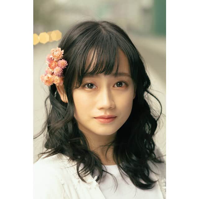山内優花さんのインスタグラム写真 - (山内優花Instagram)「イベントメインビジュアル用に﻿ 撮った写真の別バージョン🌼﻿ 展示してなかった写真も載せておきます♡﻿ ﻿ 唯一、25歳になってから﻿ 撮った、正真正銘の﻿ 「25年目の私」﻿ ﻿ 顔が柔らかく見えるって﻿ たくさんの人から言われた写真。﻿ とっても今の私らしい作品に﻿ なったと思っています🧡﻿ ﻿ イベントの最後の方に﻿ いっぱい写真載せるの恥ずかしいとか﻿ 言ってた割に、載せる、笑﻿ ﻿ 来られなかった方に﻿ どうしてもシェアしたくて。﻿ 次の未来に繋げるためにも。﻿ ﻿ #25年目の私 #山内優花 #山内優花単独イベント」3月29日 15時13分 - yuka__yamauchi