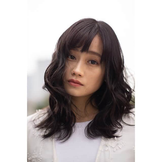 山内優花さんのインスタグラム写真 - (山内優花Instagram)「イベントメインビジュアル用に﻿ 撮った写真の別バージョン🌼﻿ 展示してなかった写真も載せておきます♡﻿ ﻿ 唯一、25歳になってから﻿ 撮った、正真正銘の﻿ 「25年目の私」﻿ ﻿ 顔が柔らかく見えるって﻿ たくさんの人から言われた写真。﻿ とっても今の私らしい作品に﻿ なったと思っています🧡﻿ ﻿ イベントの最後の方に﻿ いっぱい写真載せるの恥ずかしいとか﻿ 言ってた割に、載せる、笑﻿ ﻿ 来られなかった方に﻿ どうしてもシェアしたくて。﻿ 次の未来に繋げるためにも。﻿ ﻿ #25年目の私 #山内優花 #山内優花単独イベント」3月29日 15時13分 - yuka__yamauchi