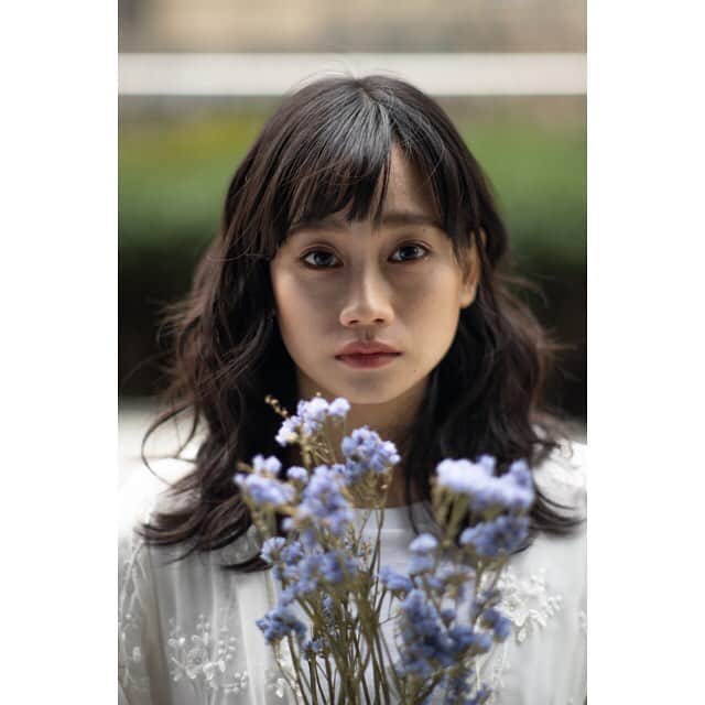 山内優花さんのインスタグラム写真 - (山内優花Instagram)「イベントメインビジュアル用に﻿ 撮った写真の別バージョン🌼﻿ 展示してなかった写真も載せておきます♡﻿ ﻿ 唯一、25歳になってから﻿ 撮った、正真正銘の﻿ 「25年目の私」﻿ ﻿ 顔が柔らかく見えるって﻿ たくさんの人から言われた写真。﻿ とっても今の私らしい作品に﻿ なったと思っています🧡﻿ ﻿ イベントの最後の方に﻿ いっぱい写真載せるの恥ずかしいとか﻿ 言ってた割に、載せる、笑﻿ ﻿ 来られなかった方に﻿ どうしてもシェアしたくて。﻿ 次の未来に繋げるためにも。﻿ ﻿ #25年目の私 #山内優花 #山内優花単独イベント」3月29日 15時13分 - yuka__yamauchi