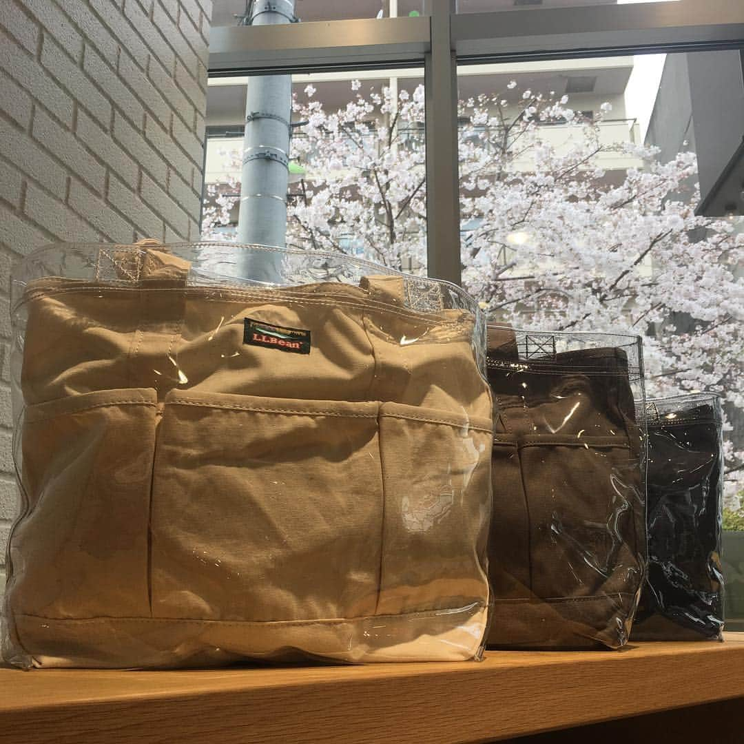 green label relaxing 自由が丘店さんのインスタグラム写真 - (green label relaxing 自由が丘店Instagram)「【Exclusive】 〈L.L.Bean〉 19SS new arrival . PVC MID TOTE BAG . 3632-499-1374 ¥5,900+TAX . 通販も可能でございます。 詳しくは、店舗までお問い合わせくださいませ。 ☎︎03-5731-8531  #unitedarrows  #ユナイテッドアローズ #greenlabelrelaxing #グリーンレーベルリラクシング  #jiyugaoka#自由が丘 #llbean #pvc#pvcbag#newarrival #newarrival#fashion #springitem#springfashion#springstyle #別注」3月29日 15時08分 - glr_jiyugaoka