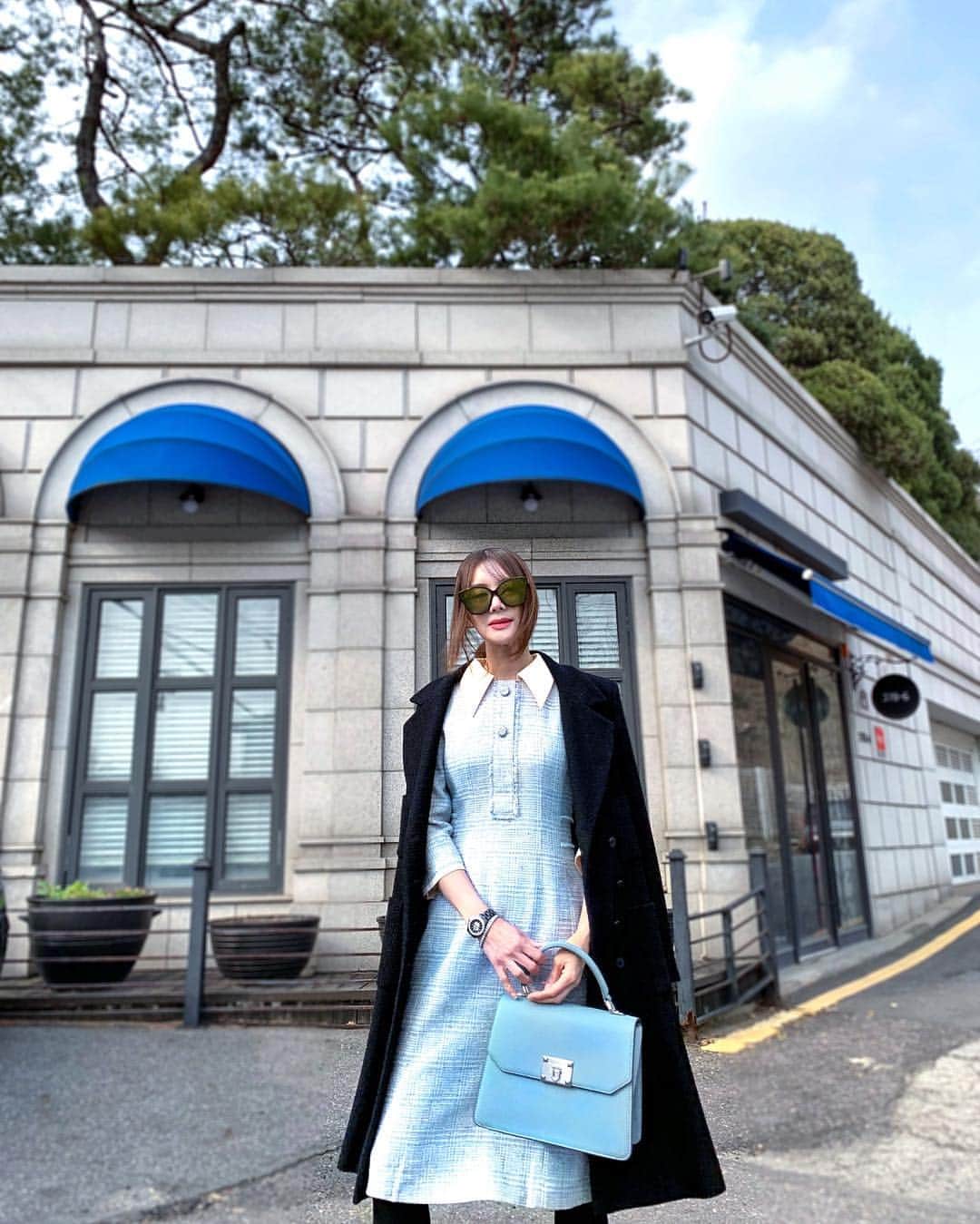 이미아 Mia Lee 李 美兒さんのインスタグラム写真 - (이미아 Mia Lee 李 美兒Instagram)「Where am I?  Paris?? Somewhere in Europe??? I wish I was there!✈️🛫🌏 7세 어린이 눈높이에서 사진 촬영하면 얼굴 실종 슈퍼모델이 됩니다. #자신감뿜뿜 #실사 아니에요.💦 PS 이렇게 예쁜 원피스를 왜 제가 안(못😅) 입겠다고 했을까요? ▶️ DM으로 상품 구매 물으보시는데~ 저는 판매와는 무관함(브랜드 태그 참고)을 양해 부탁드립니다!^^」3月29日 15時10分 - mia_personality