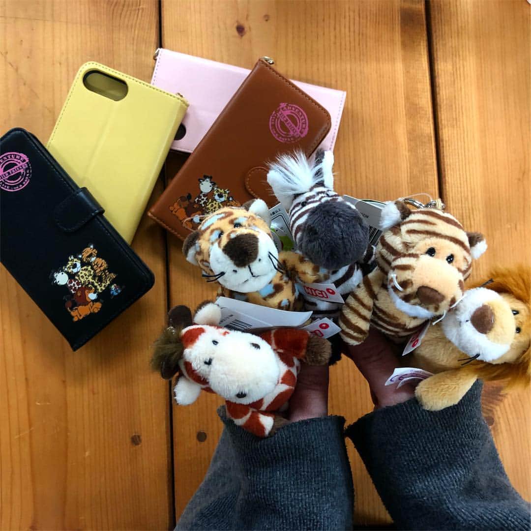 NICI JAPANさんのインスタグラム写真 - (NICI JAPANInstagram)「✳︎✳︎✳︎キャンペーン情報✳︎✳︎✳︎ NICIの手帳型スマホケースと、その絵柄のキャラクターのキーリングがセットでお得になったキャンペーン実施中！ #ワイルドフレンズ 柄のケースには、#ライオン #レパード #ジラフ #タイガー #ゼブラ のどれかがセットになります。こんなにも人気者が集まると、選ぶのが大変です。。。 #ニキ #スマホ #手帳型 #手帳型ケース #entresquare #アントレスクエア」3月29日 15時22分 - nici_japan