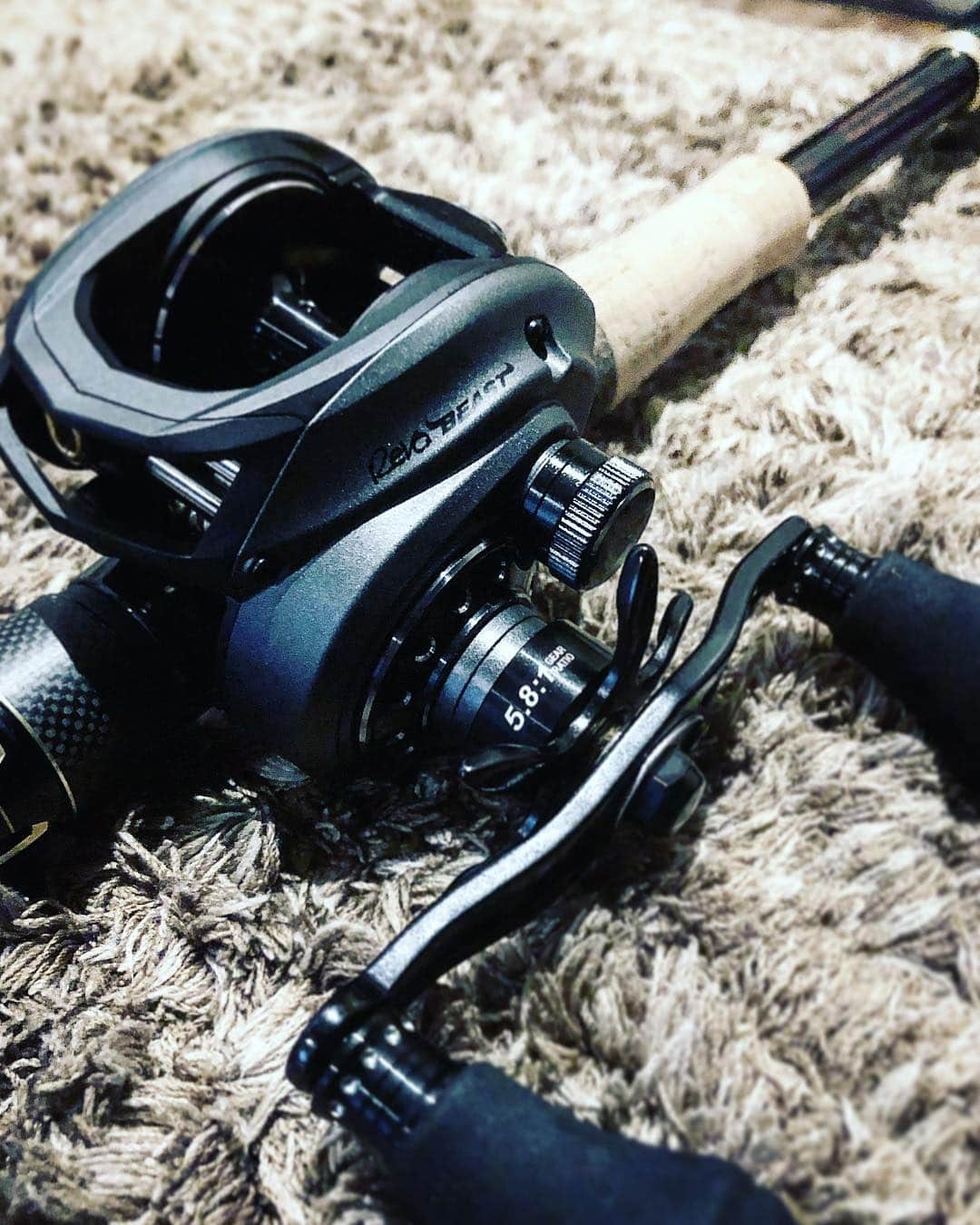 人時のインスタグラム：「SHIMANOが好きなのですが、気になっていたABUのBEASTとWORLD MONSTER762Hを手に入れました。これで300gまで投げれることに。。。 というか気を付けないと肘や手首が壊れます……。 気を付けます^_^  ラインはDRTのナイロン30lb。 少し前の僕なら見向きもしないタックルです。これから知らない世界に突入しようかと思ってます。 どうなることやら？」