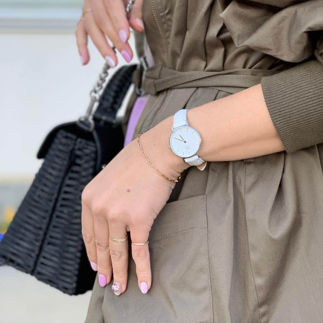 のインスタグラム：「春なので手元もチェンジ。 @Danielwellington の時計は華奢で、アクセサリーとも相性が良くて。差し色のホワイトは気分も明るくなりますね。  この春からは私も二人の小学生ママ。 ママ業もほどほどに頑張りますが（笑）、お仕事もめいっぱい頑張ろうと思います！ ステキなアクセサリーを届けたいな。 . 15％OFFクーポンコード：sumino 2019/5/30まで https://www.danielwellington.com/jp　 #ダニエルウェリントン #春色チェンジ  #アラフォーママ #アラフォーファッション #ママファッションプチプラ #ママスタイル #ママさんと繋がりたい #ママスタグラム #ワーキングママ #コーディネート #アラフォーコーディネート #アラフォーママコーデ #コーデ女子 #locari #jマダムのおしゃれ #春コーデ #手元コーデ #差し色」