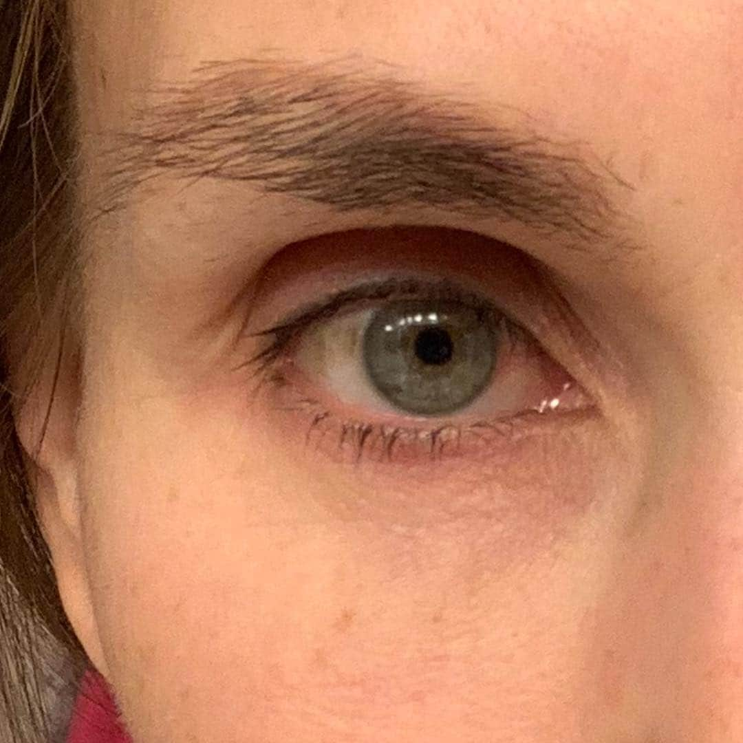 ターニャ・テイトさんのインスタグラム写真 - (ターニャ・テイトInstagram)「Letting me eyebrows be wild... until I meet @stella_ink_la next week for semi permanent makeup on eyebrows and eyeliner. I’m thinking 🤔 smokey eyeliner with powdery eyebrows. Hope this eyeliner makes my eyes pop... in a good way 😆👀 — — What colour are your eyes? Mine are green. I loved when I used to wear aqua marine contact lenses many years ago. — #tanyatate #nofilter #greeneyes #eyecloseup」3月29日 15時23分 - tanyatate