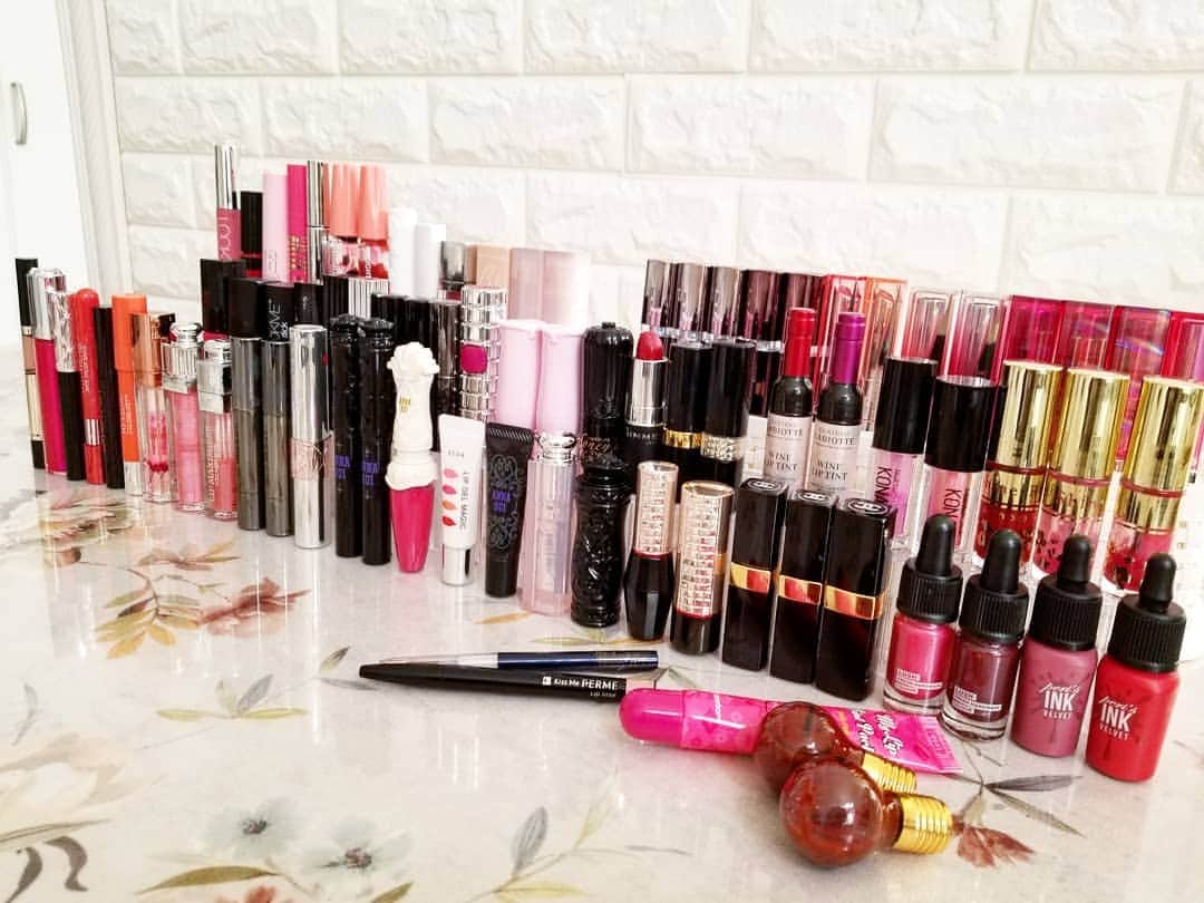 のインスタグラム：「ゆりもリップコレクション💋💋💋 本日のYouTubeで落ちにくいリップNo.1を紹介します #tint #lipcolor #annasui #chanel #Burberry #dior #reborn #maybelline #lush #maquillage #coffretdor  #16brand #shinerich #peripera #kate  #visee #lb #落ちないリップ」