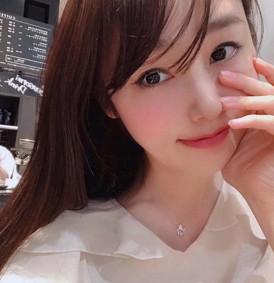 野村日香理さんのインスタグラム写真 - (野村日香理Instagram)「#しあわせ 撮影終わって次の現場までカフェで読書☕︎📖 最近この時間が一番しあわせです💓ほっとする。。 ちなみに４時起きでした！  ネックレスはスワロフスキーのキュービックジルコニア・ダイヤモンド💎 ゆらゆら揺れてすごく綺麗。。💍✨ @aincrain のだよ☺︎ #読書#揺れるネックレス#おしゃれさんと繋がりたい #ネックレス#アクセサリー#コーデ#AINCRAIN#PR#jewelry」3月29日 15時24分 - nomura.hikari