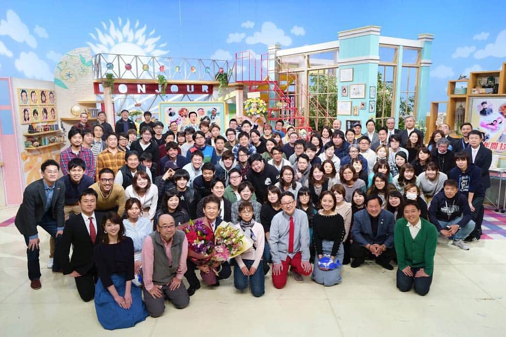 虎谷温子さんのインスタグラム写真 - (虎谷温子Instagram)「多くの方が集まってくださいました。いまは他部署で働いている過去のスタッフや、今日は非番のスタッフなども…。人望ですね…」3月29日 15時29分 - atsukotoraya.ytv