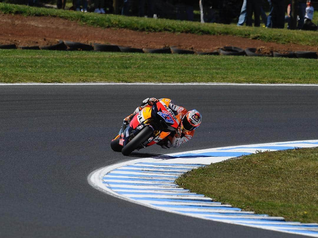 ケーシー・ストーナーさんのインスタグラム写真 - (ケーシー・ストーナーInstagram)「#Flashback to Phillip Island 2011... sliding into the weekend」3月29日 15時48分 - official_cs27