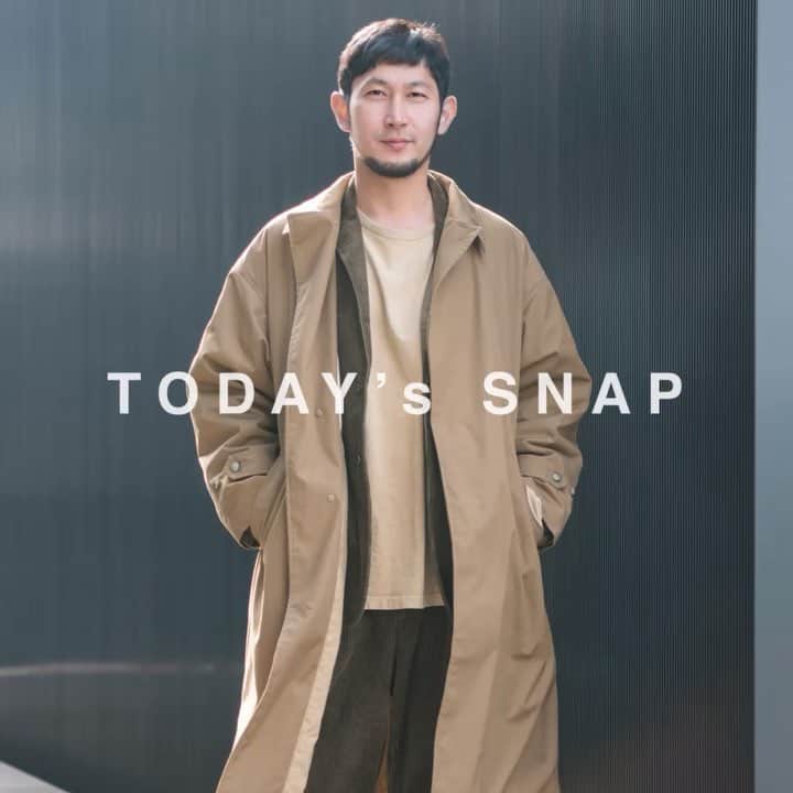 のインスタグラム：「【TODAY’S SNAP 007】MASAYUKI HIDAKA ｢この時期は季節感を色や素材で入れています。コーデュロイのセットアップは長袖カットソーをインナーにして軽快に。通勤のコートもウールではなく65/35コットンナイロンクロス。色もベージュとオリーブで全体をトーン・オン・トーン（同系色の濃淡コーディネート）で軽めにまとめています。シンプルなアイテムばかりですが、リラックス感がありつつジャストなサイジングが今のムード。オールブラックのスニーカーがマイ・ブームで5、6足買いました。中でも一番出番が多いのが今日履いているNB574Sです｣着用アイテムの詳細はwebuomo.jpにて！  #明日なに着てく？　#todayssnap #snap #ootd #uomo #uomo_magazine #webuomo #日高正幸 @hidaka_masayuki  #fashion #mensfashion #ファッション #メンズファッション  #mensstyle #メンズスタイル #37161」